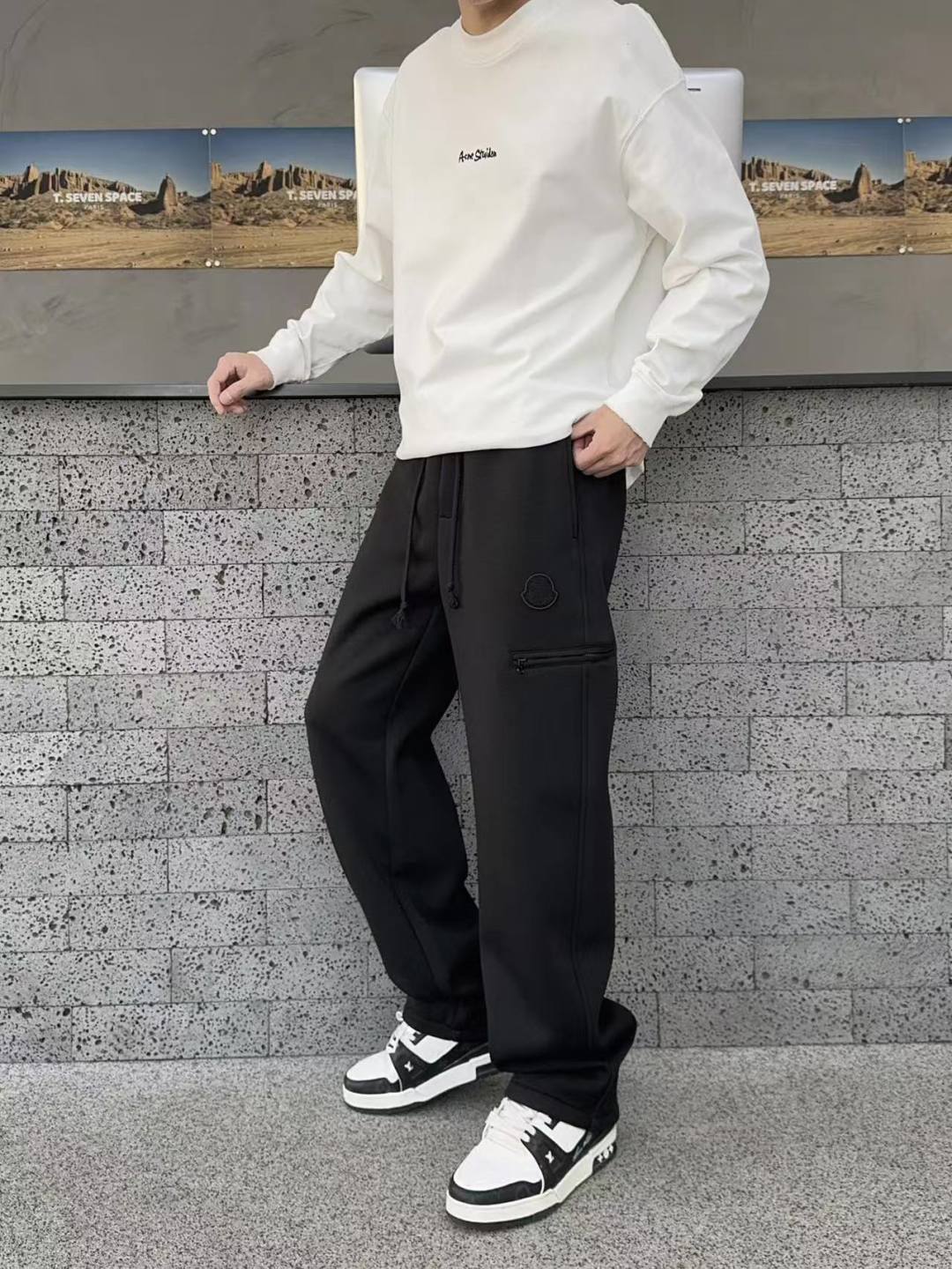 NO:762057,Moncler's 2026 spring new trousers and casual pants are on sale simultaneously on the official website. The brand's classic LOGO casual pants are made of custom-made fabrics with excellent comfort and strong touch. Highly recognizable and perfect in appearance and craftsmanship. Sizes M-3XL, Moncler,19860909蒙口 2026春季新款长裤休闲裤官网同步发售.品牌经典LOGO休闲裤 ,定制面料,舒适度极好,手触感强烈.辨识度极高,完美品相工艺. 尺码M-3XL,,Moncler,,Men's clothing