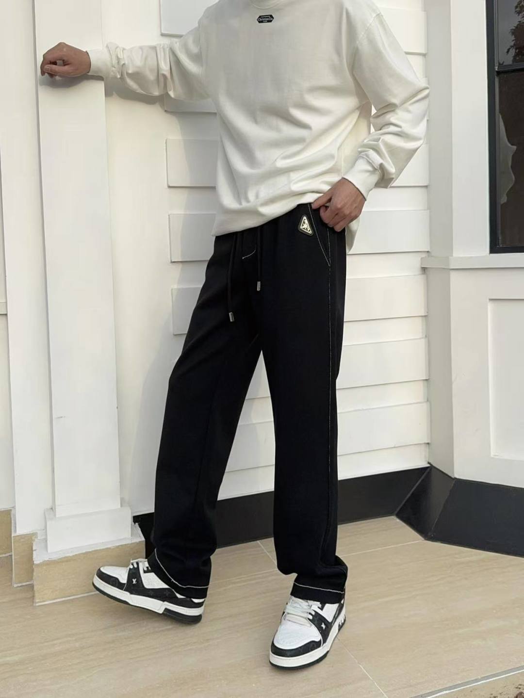 NO:746822,Prada's 2026 spring new trousers and casual pants are on sale simultaneously on the official website. The brand's classic LOGO casual pants are made of customized fabrics with excellent comfort and strong touch. Highly recognizable and perfect in appearance and craftsmanship. Sizes M-3XL, prada,19860909普拉达 2026春季新款长裤休闲裤官网同步发售.品牌经典LOGO休闲裤 ,定制面料,舒适度极好,手触感强烈.辨识度极高,完美品相工艺. 尺码M-3XL,,prada,,Men's clothing