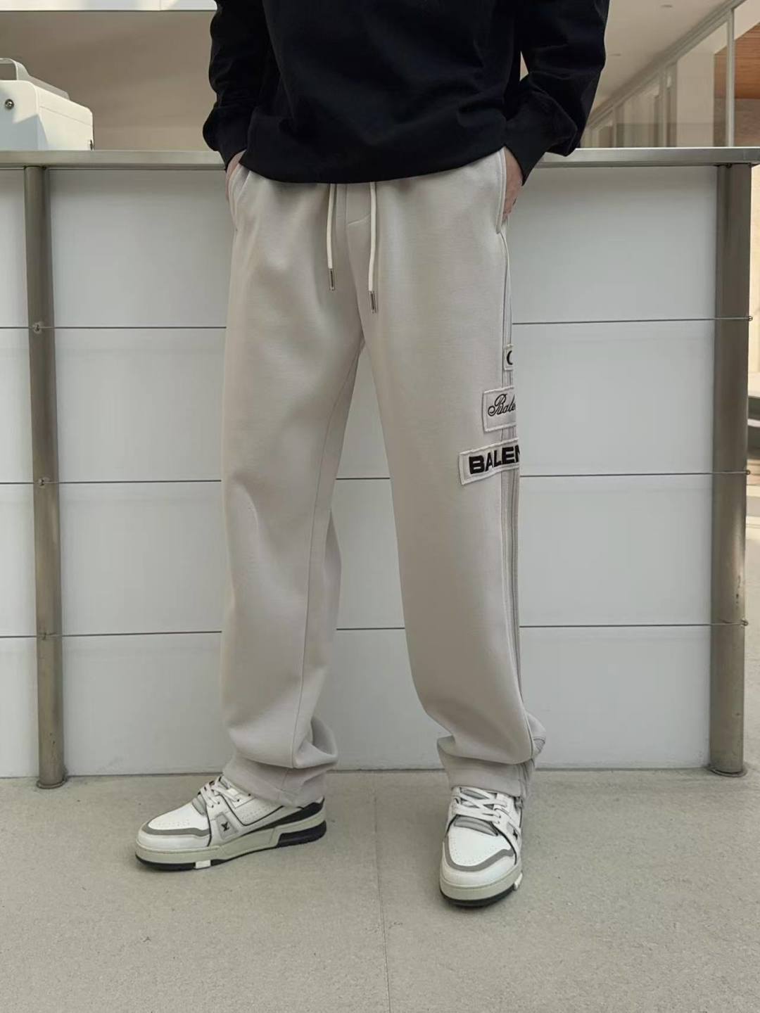 NO:762061,Balenciaga's 2026 spring new trousers and casual trousers are on sale simultaneously on the official website. The brand's classic LOGO casual trousers, customized fabrics, are extremely comfortable and have a strong touch. Highly recognizable, with perfect appearance and craftsmanship. Sizes M-3XL, balenciaga,19860909巴黎世家 2026春季新款长裤休闲裤官网同步发售.品牌经典LOGO休闲裤 ,定制面料,舒适度极好,手触感强烈.辨识度极高,完美品相工艺. 尺码M-3XL,,balenciaga,,Men's clothing