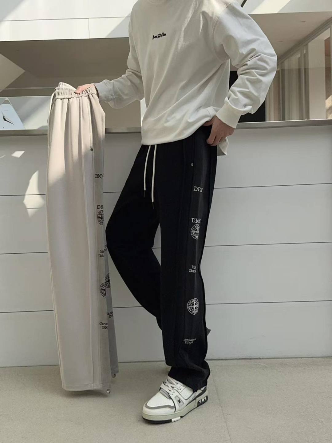 NO:762070,Dior's new 2026 spring trousers and casual pants are on sale simultaneously on the official website. The brand's classic LOGO casual pants are made of custom-made fabrics with excellent comfort and strong touch. Highly recognizable and perfect in appearance and craftsmanship. Sizes M-3XL, dior,19860909迪奥2026春季新款长裤休闲裤官网同步发售.品牌经典LOGO休闲裤 ,定制面料,舒适度极好,手触感强烈.辨识度极高,完美品相工艺. 尺码M-3XL,,dior,,Men's clothing