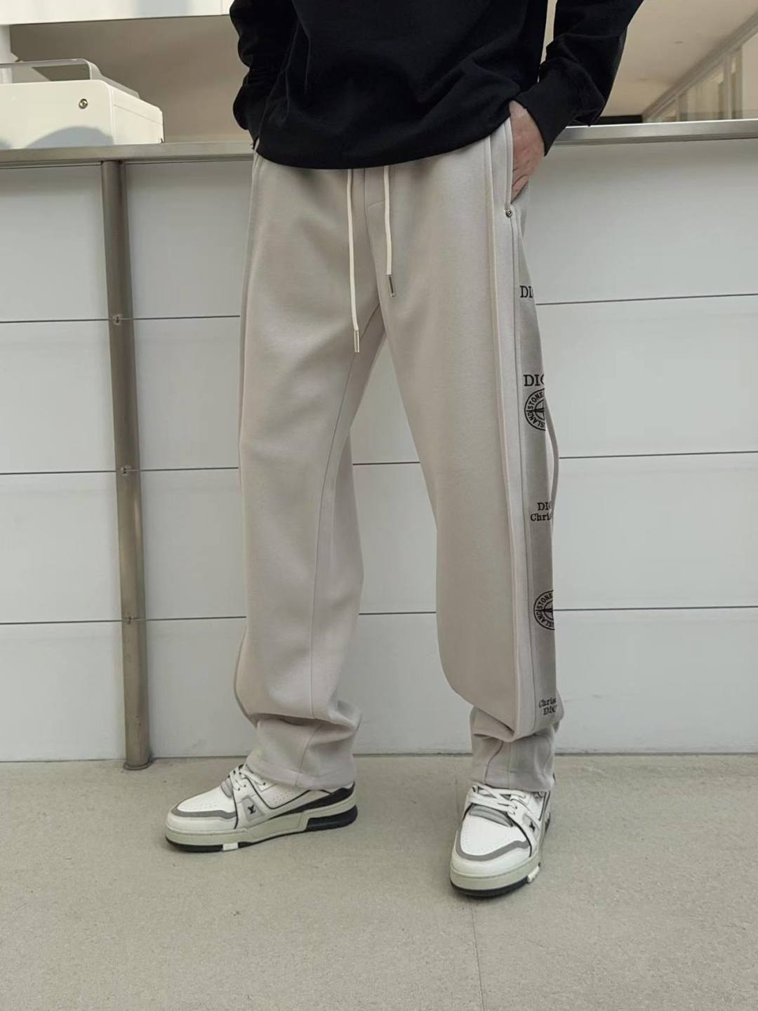 NO:762029,Dior's 2026 spring new trousers and casual pants are on sale simultaneously on the official website. The brand's classic LOGO casual pants are made of customized fabrics with excellent comfort and strong touch. Highly recognizable and perfect in appearance and craftsmanship. Sizes M-3XL, dior,19860909迪奥 2026春季新款长裤休闲裤官网同步发售.品牌经典LOGO休闲裤 ,定制面料,舒适度极好,手触感强烈.辨识度极高,完美品相工艺. 尺码M-3XL,,dior,,Men's clothing