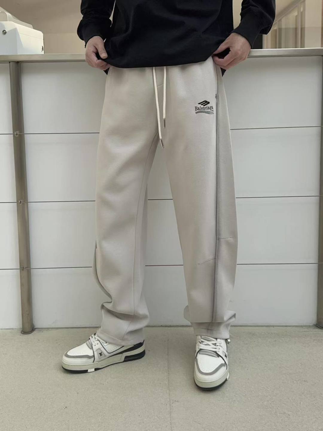 NO:762035,Balenciaga's 2026 spring new trousers and casual trousers are on sale simultaneously on the official website. The brand's classic LOGO casual trousers, customized fabrics, are extremely comfortable and have a strong touch. Highly recognizable, with perfect appearance and craftsmanship. Sizes M-3XL, balenciaga,19860909巴黎世家 2026春季新款长裤休闲裤官网同步发售.品牌经典LOGO休闲裤 ,定制面料,舒适度极好,手触感强烈.辨识度极高,完美品相工艺. 尺码M-3XL,,balenciaga,,Men's clothing