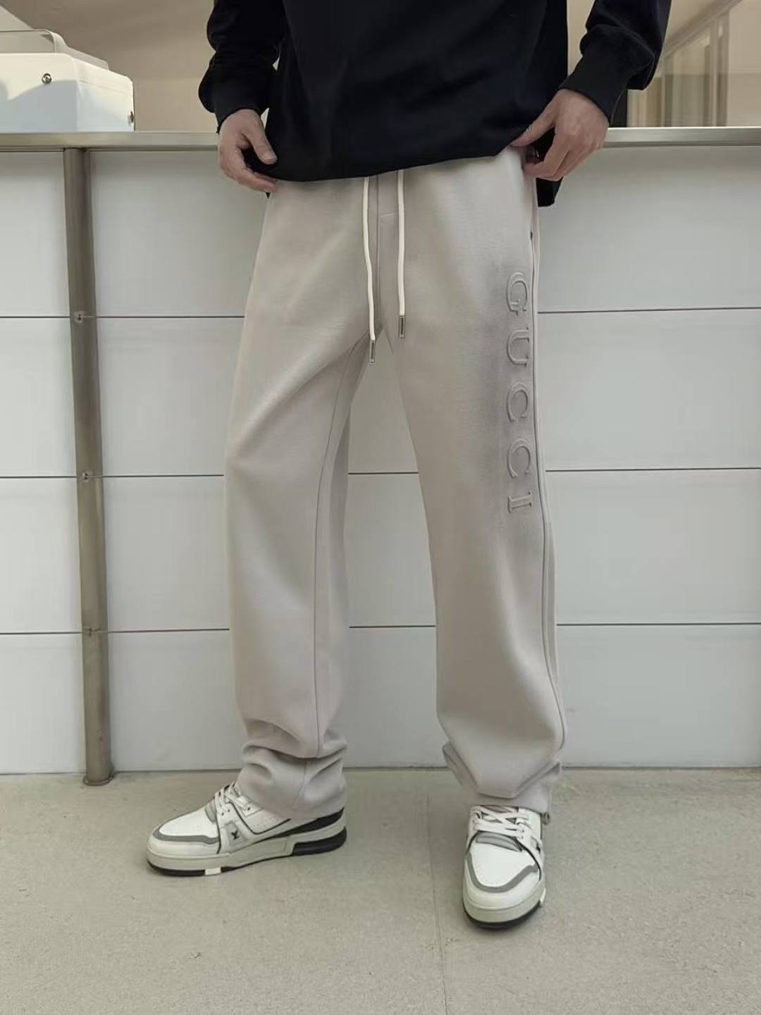 NO:762066,Gucci's 2026 spring new trousers and casual pants are on sale simultaneously on the official website. The brand's classic LOGO casual pants are made of customized fabrics with excellent comfort and strong touch. Highly recognizable and perfect in appearance and craftsmanship. Sizes M-3XL,,19860909古奇 2026春季新款长裤休闲裤官网同步发售.品牌经典LOGO休闲裤 ,定制面料,舒适度极好,手触感强烈.辨识度极高,完美品相工艺. 尺码M-3XL,,,Men's clothing