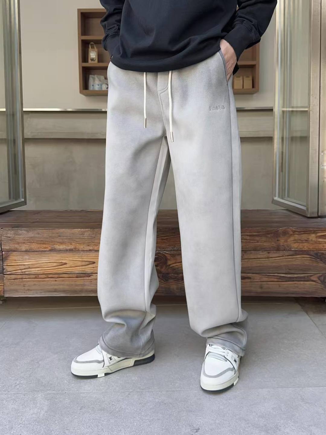 NO:746836,Prada's 2026 spring new trousers and casual pants are on sale simultaneously on the official website. The brand's classic LOGO casual pants are made of customized fabrics with excellent comfort and strong touch. Highly recognizable and perfect in appearance and craftsmanship. Sizes M-3XL, prada,19860909普拉达 2026春季新款长裤休闲裤官网同步发售.品牌经典LOGO休闲裤 ,定制面料,舒适度极好,手触感强烈.辨识度极高,完美品相工艺. 尺码M-3XL,,prada,,Men's clothing