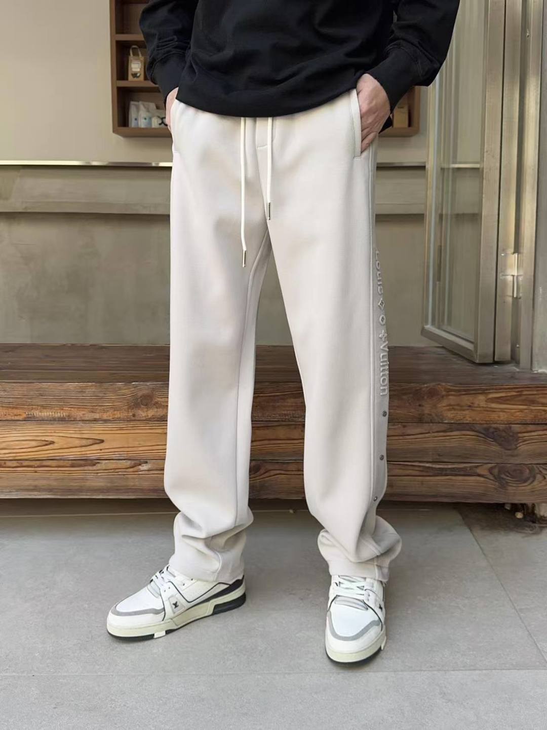 NO:746838,LV 2026 spring new trousers and casual trousers are on sale simultaneously on the official website. The brand's classic LOGO casual trousers, customized fabrics, are extremely comfortable and have a strong touch. Highly recognizable, with perfect appearance and craftsmanship. Sizes M-3XL, Louis Vuitton,19860909LV 2026春季新款长裤休闲裤官网同步发售.品牌经典LOGO休闲裤 ,定制面料,舒适度极好,手触感强烈.辨识度极高,完美品相工艺. 尺码M-3XL,,louis vuitton,,Men's clothing