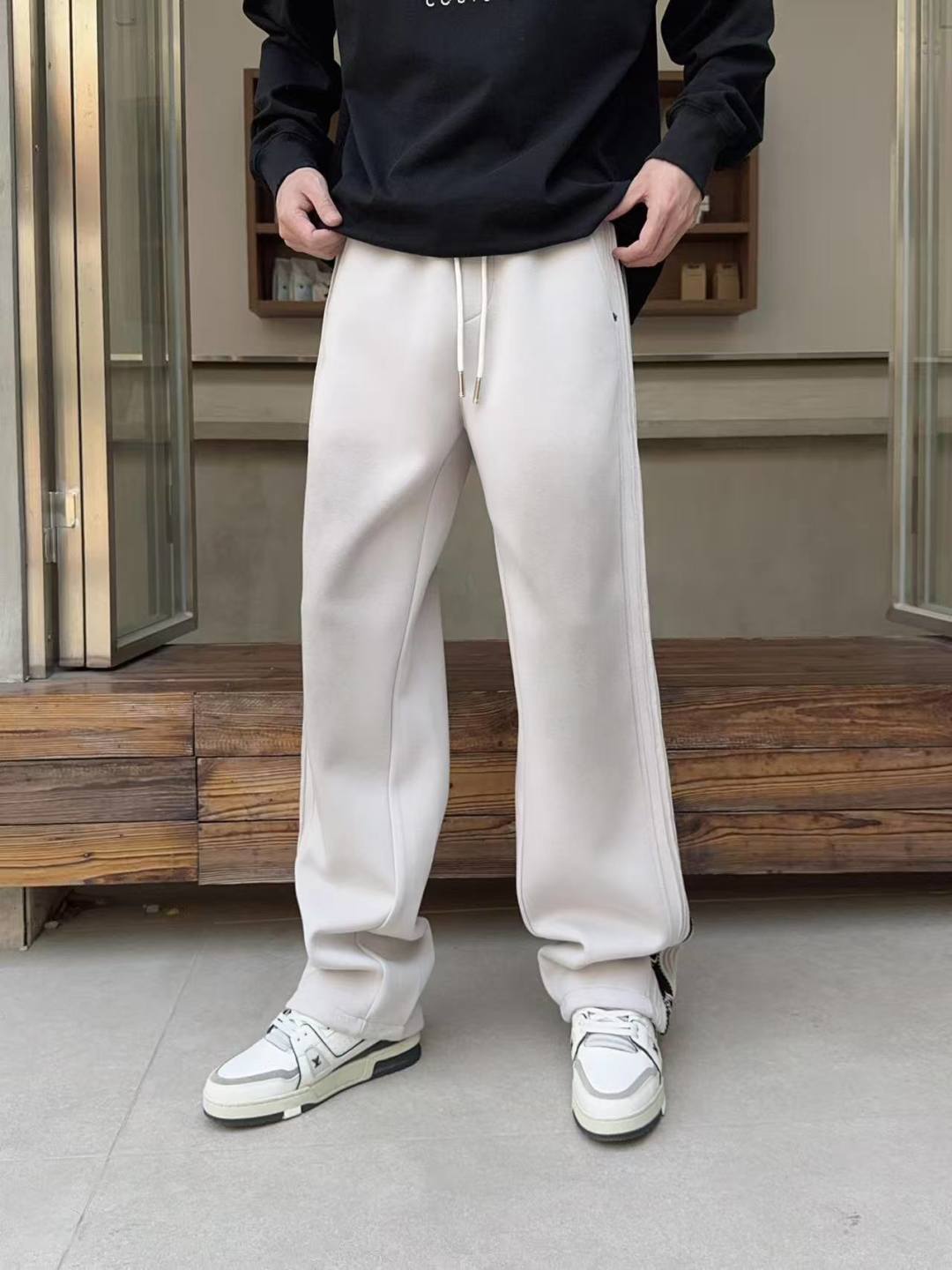 NO:762046,Dior's 2026 spring new trousers and casual pants are on sale simultaneously on the official website. The brand's classic LOGO casual pants are made of customized fabrics with excellent comfort and strong touch. Highly recognizable and perfect in appearance and craftsmanship. Sizes M-3XL, dior,19860909迪奥 2026春季新款长裤休闲裤官网同步发售.品牌经典LOGO休闲裤 ,定制面料,舒适度极好,手触感强烈.辨识度极高,完美品相工艺. 尺码M-3XL,,dior,,Men's clothing