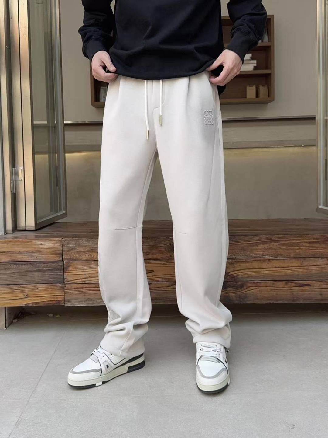 NO:762051,Loewe's 2026 spring new trousers and casual trousers are on sale simultaneously on the official website. The brand's classic LOGO casual trousers, customized fabrics, are extremely comfortable and have a strong touch. Highly recognizable, with perfect appearance and craftsmanship. Sizes M-3XL,, loewe,19860909罗意威 2026春季新款长裤休闲裤官网同步发售.品牌经典LOGO休闲裤 ,定制面料,舒适度极好,手触感强烈.辨识度极高,完美品相工艺. 尺码M-3XL,,loewe,,Men's clothing