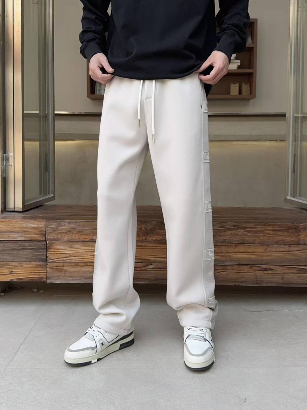 NO:762058,Balenciaga's 2026 spring new trousers and casual trousers are on sale simultaneously on the official website. The brand's classic LOGO casual trousers, customized fabrics, are extremely comfortable and have a strong touch. Highly recognizable, with perfect appearance and craftsmanship. Sizes M-3XL, balenciaga,19860909巴黎世家 2026春季新款长裤休闲裤官网同步发售.品牌经典LOGO休闲裤 ,定制面料,舒适度极好,手触感强烈.辨识度极高,完美品相工艺. 尺码M-3XL,,balenciaga,,Men's clothing