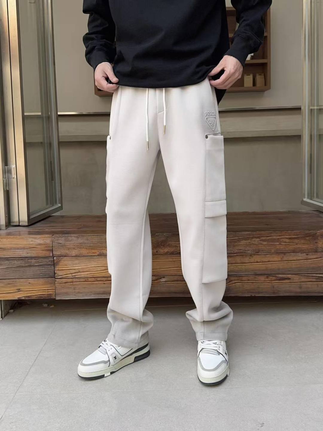 NO:762062,Prada's 2026 spring new trousers and casual pants are on sale simultaneously on the official website. The brand's classic LOGO casual pants are made of customized fabrics with excellent comfort and strong touch. Highly recognizable and perfect in appearance and craftsmanship. Sizes M-3XL, prada,19860909普拉达 2026春季新款长裤休闲裤官网同步发售.品牌经典LOGO休闲裤 ,定制面料,舒适度极好,手触感强烈.辨识度极高,完美品相工艺. 尺码M-3XL,,prada,,Men's clothing