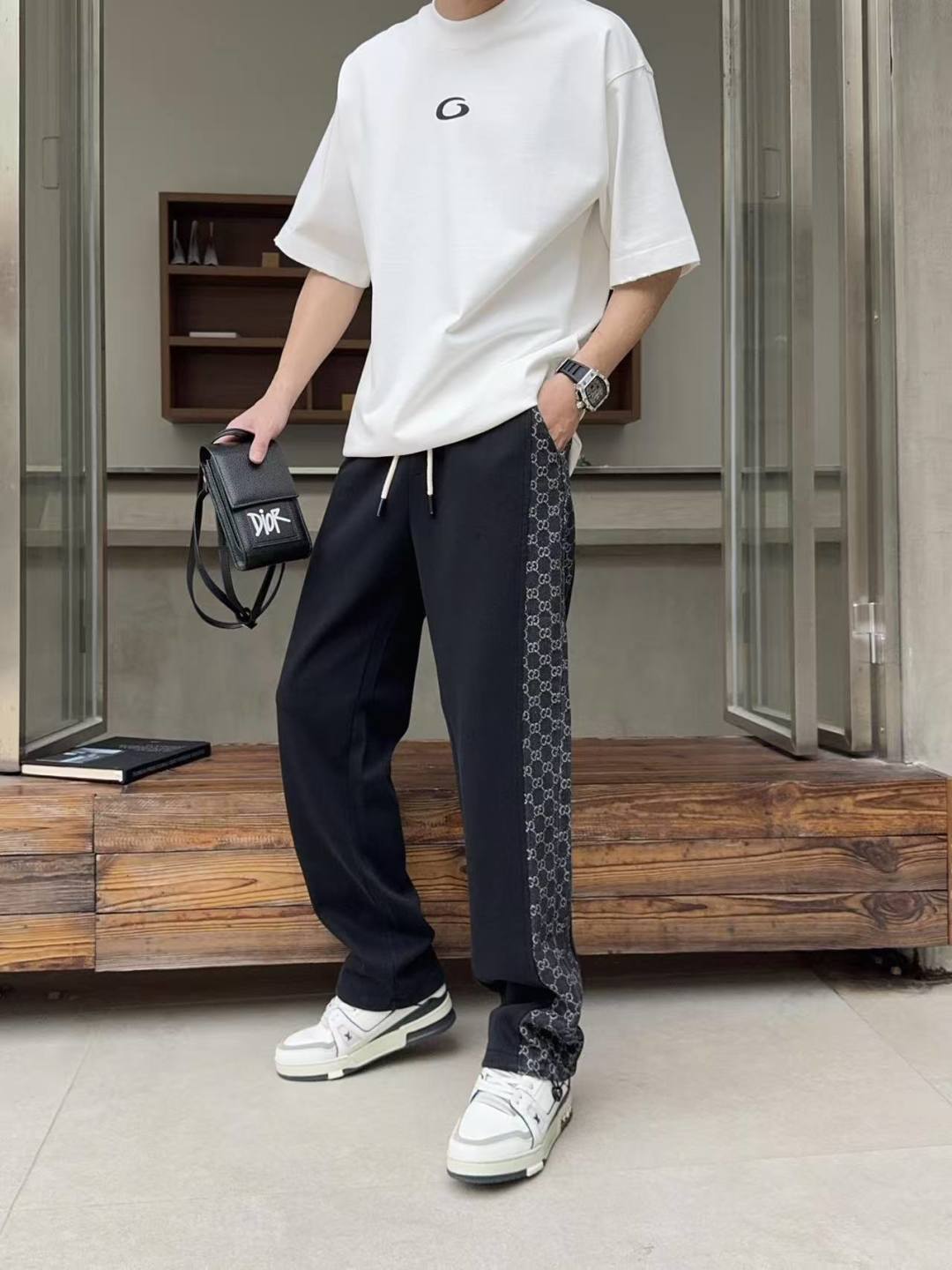 NO:762067,Gucci's 2026 spring new trousers and casual pants are on sale simultaneously on the official website. The brand's classic LOGO casual pants are made of customized fabrics with excellent comfort and strong touch. Highly recognizable and perfect in appearance and craftsmanship. Sizes M-3XL,,19860909古奇 2026春季新款长裤休闲裤官网同步发售.品牌经典LOGO休闲裤 ,定制面料,舒适度极好,手触感强烈.辨识度极高,完美品相工艺. 尺码M-3XL,,,Men's clothing