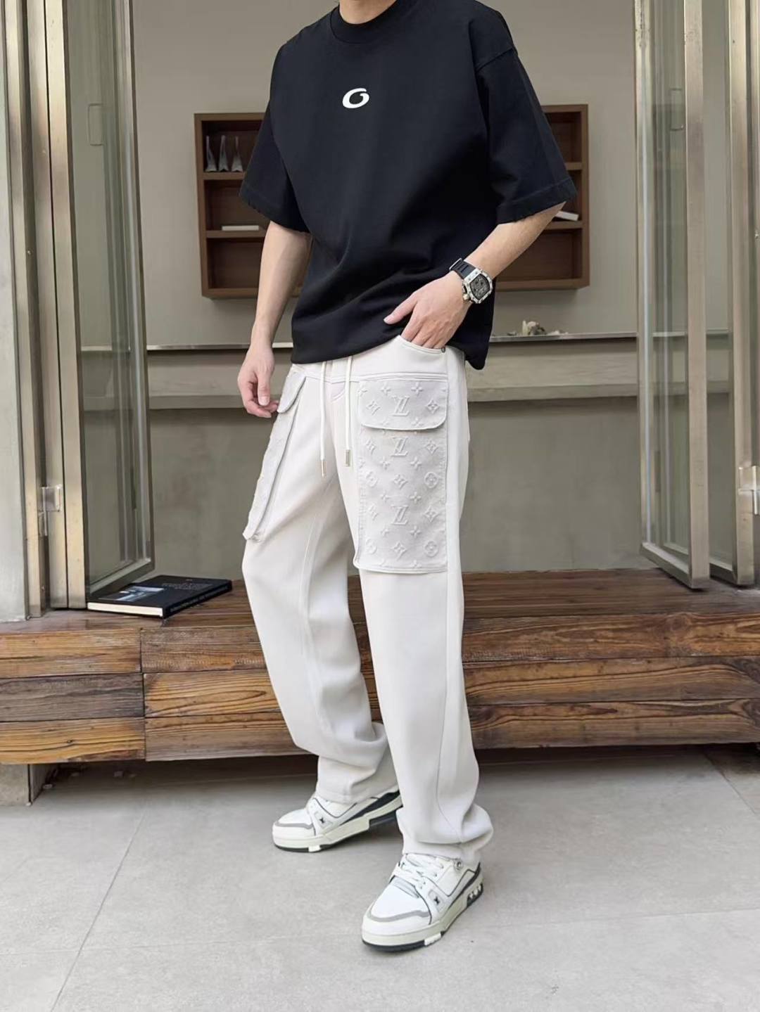 NO:762042,LV 2026 spring new trousers and casual trousers are on sale simultaneously on the official website. The brand's classic LOGO casual trousers, customized fabrics, are extremely comfortable and have a strong touch. Highly recognizable, with perfect appearance and craftsmanship. Sizes M-3XL, Louis Vuitton,19860909LV 2026春季新款长裤休闲裤官网同步发售.品牌经典LOGO休闲裤 ,定制面料,舒适度极好,手触感强烈.辨识度极高,完美品相工艺. 尺码M-3XL,,louis vuitton,,Men's clothing