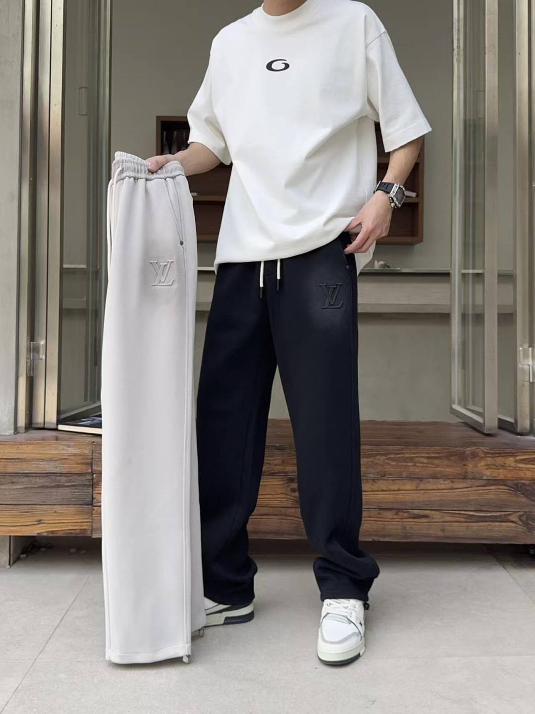 NO:746837,LV2026 spring new trousers and casual trousers are on sale simultaneously on the official website. The brand's classic LOGO casual trousers, customized fabrics, are extremely comfortable and have a strong touch. Highly recognizable, with perfect appearance and craftsmanship. Sizes M-3XL, Louis Vuitton,19860909LV2026春季新款长裤休闲裤官网同步发售.品牌经典LOGO休闲裤 ,定制面料,舒适度极好,手触感强烈.辨识度极高,完美品相工艺. 尺码M-3XL,,louis vuitton,,Men's clothing