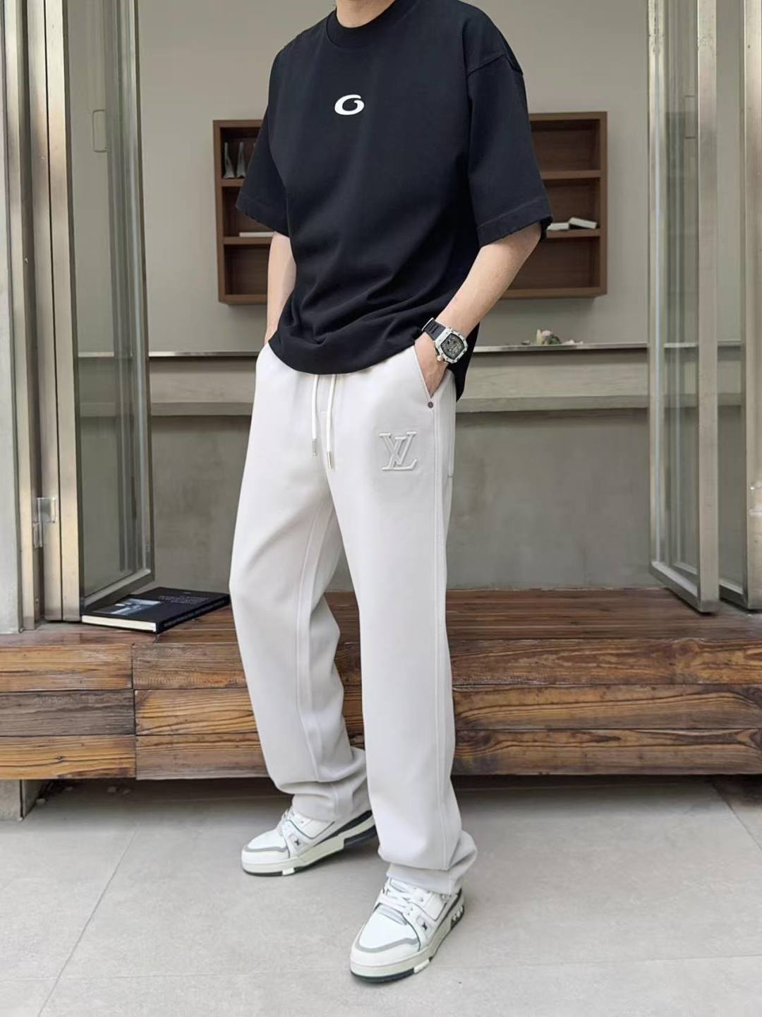 NO:762052,LV 2026 spring new trousers and casual trousers are on sale simultaneously on the official website. The brand's classic LOGO casual trousers, customized fabrics, are extremely comfortable and have a strong touch. Highly recognizable, with perfect appearance and craftsmanship. Sizes M-3XL, Louis Vuitton,19860909LV 2026春季新款长裤休闲裤官网同步发售.品牌经典LOGO休闲裤 ,定制面料,舒适度极好,手触感强烈.辨识度极高,完美品相工艺. 尺码M-3XL,,louis vuitton,,Men's clothing