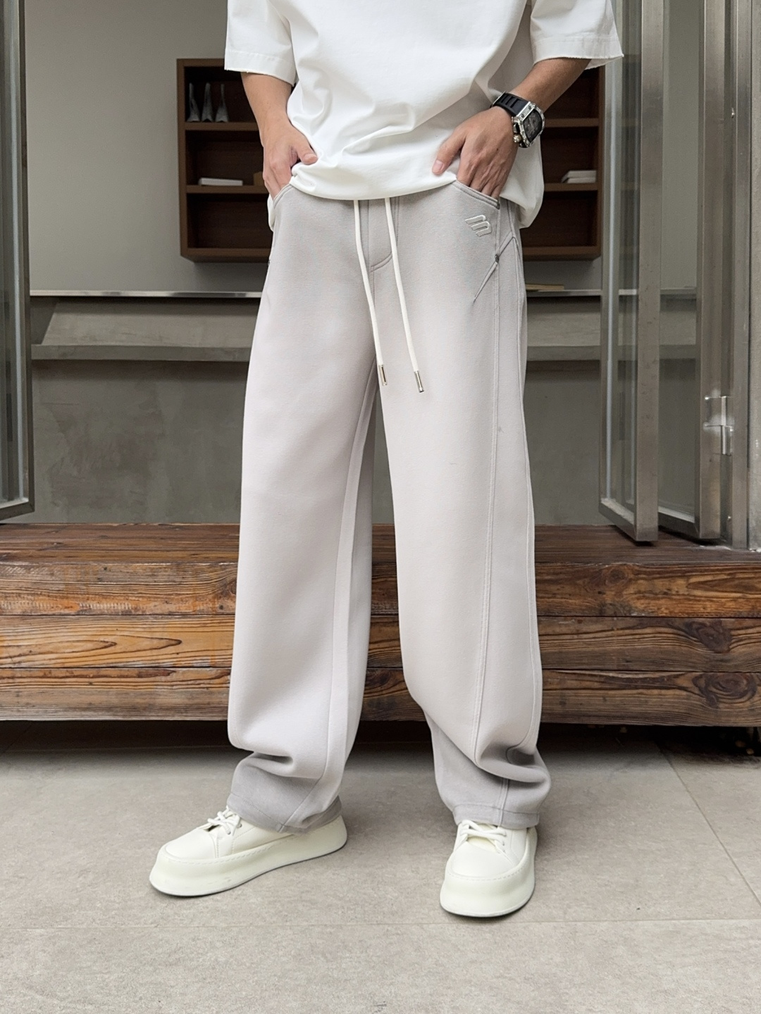 NO:762047,Balenciaga's 2026 spring new trousers and casual trousers are on sale simultaneously on the official website. The brand's classic LOGO casual trousers, customized fabrics, are extremely comfortable and have a strong touch. Highly recognizable, with perfect appearance and craftsmanship. Sizes M-3XL, balenciaga,19860909巴黎世家 2026春季新款长裤休闲裤官网同步发售.品牌经典LOGO休闲裤 ,定制面料,舒适度极好,手触感强烈.辨识度极高,完美品相工艺. 尺码M-3XL,,balenciaga,,Men's clothing