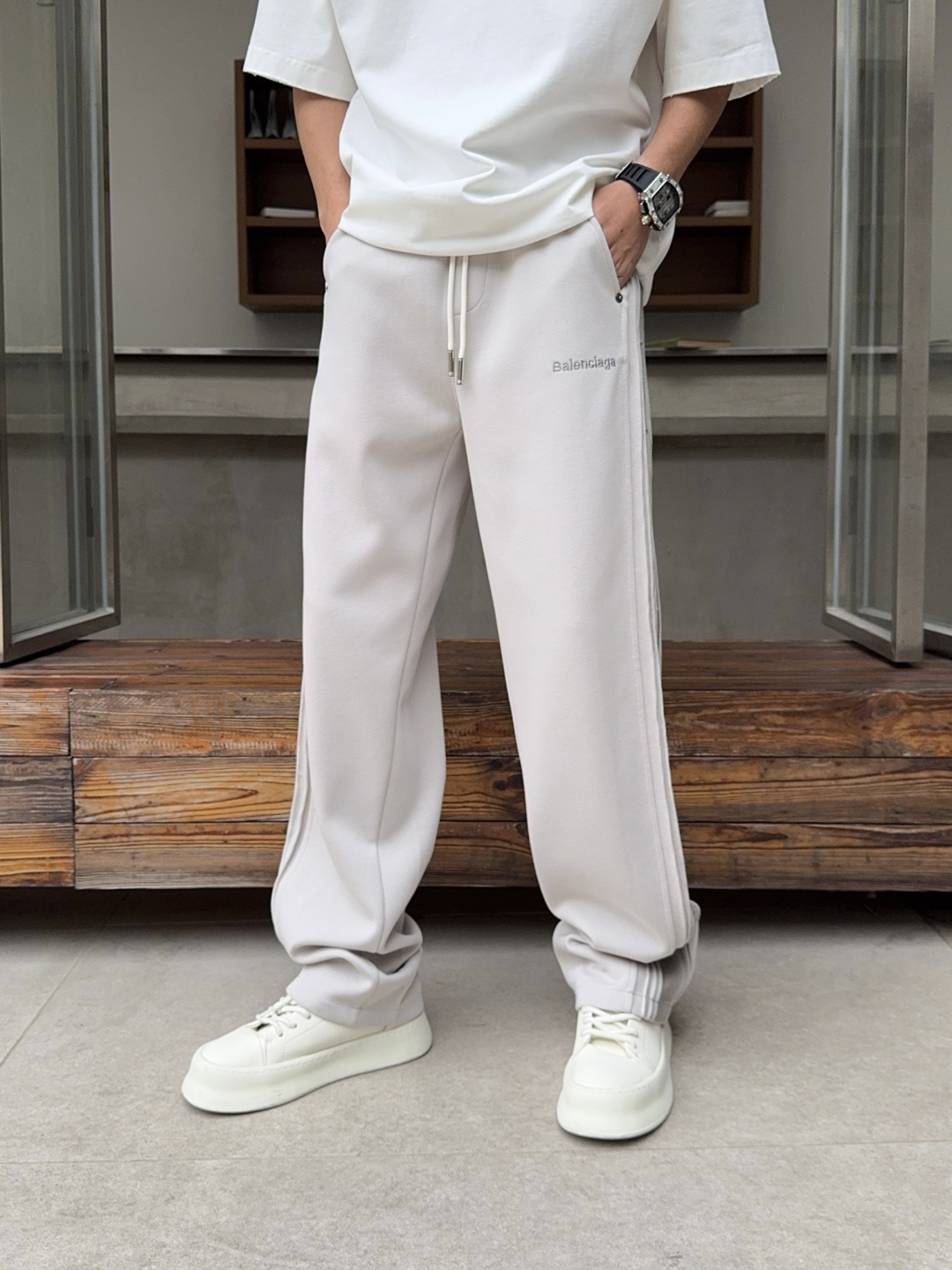 NO:762055,Balenciaga's 2026 spring new trousers and casual trousers are on sale simultaneously on the official website. The brand's classic LOGO casual trousers, customized fabrics, are extremely comfortable and have a strong touch. Highly recognizable, with perfect appearance and craftsmanship. Sizes M-3XL, balenciaga,19860909巴黎世家 2026春季新款长裤休闲裤官网同步发售.品牌经典LOGO休闲裤 ,定制面料,舒适度极好,手触感强烈.辨识度极高,完美品相工艺. 尺码M-3XL,,balenciaga,,Men's clothing