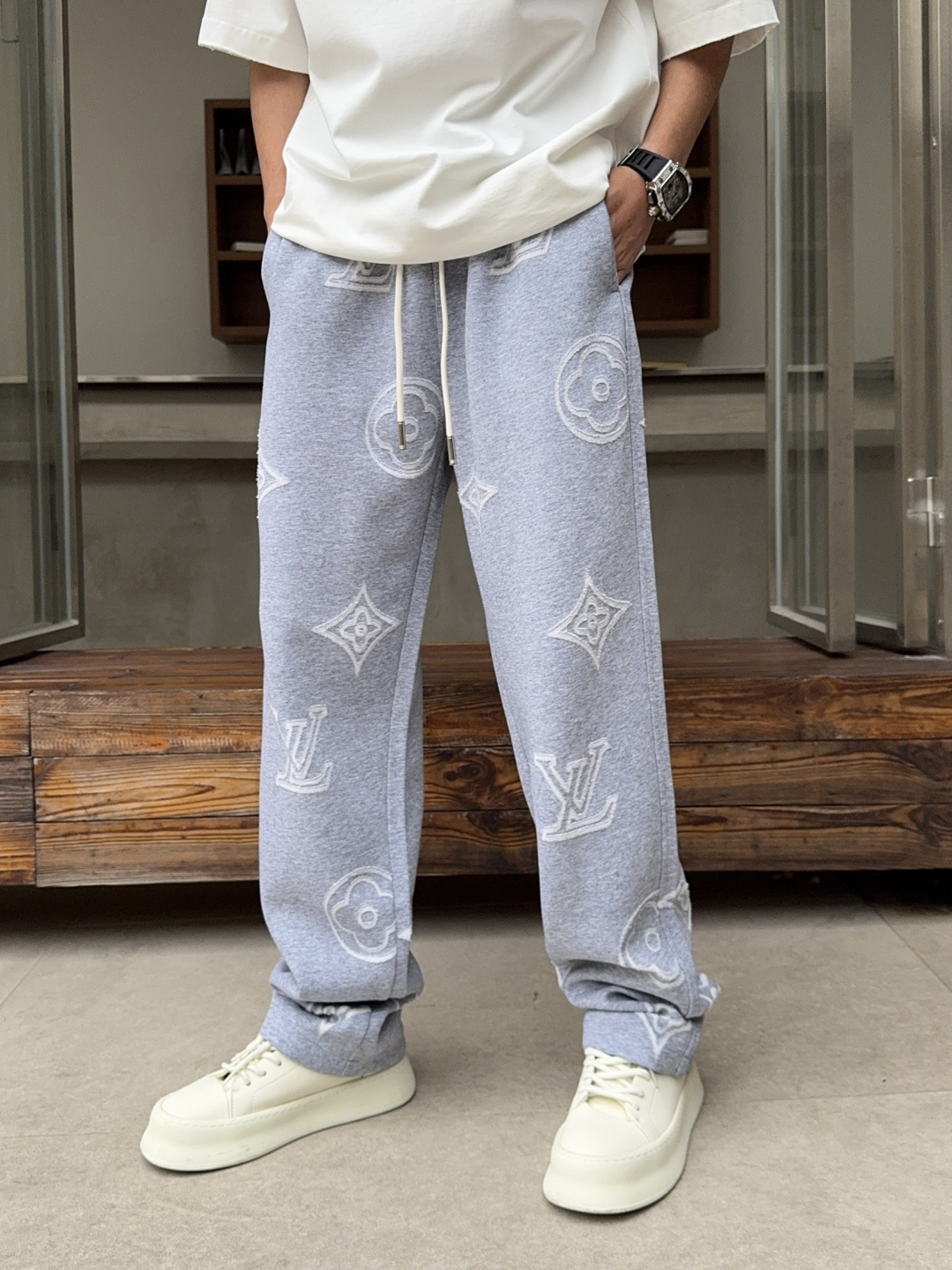 NO:746845,LV2026 spring new trousers and casual trousers are on sale simultaneously on the official website. The brand's classic LOGO casual trousers, customized fabrics, are extremely comfortable and have a strong touch. Highly recognizable, with perfect appearance and craftsmanship. Sizes M-3XL, Louis Vuitton,19860909LV2026春季新款长裤休闲裤官网同步发售.品牌经典LOGO休闲裤 ,定制面料,舒适度极好,手触感强烈.辨识度极高,完美品相工艺. 尺码M-3XL,,louis vuitton,,Men's clothing