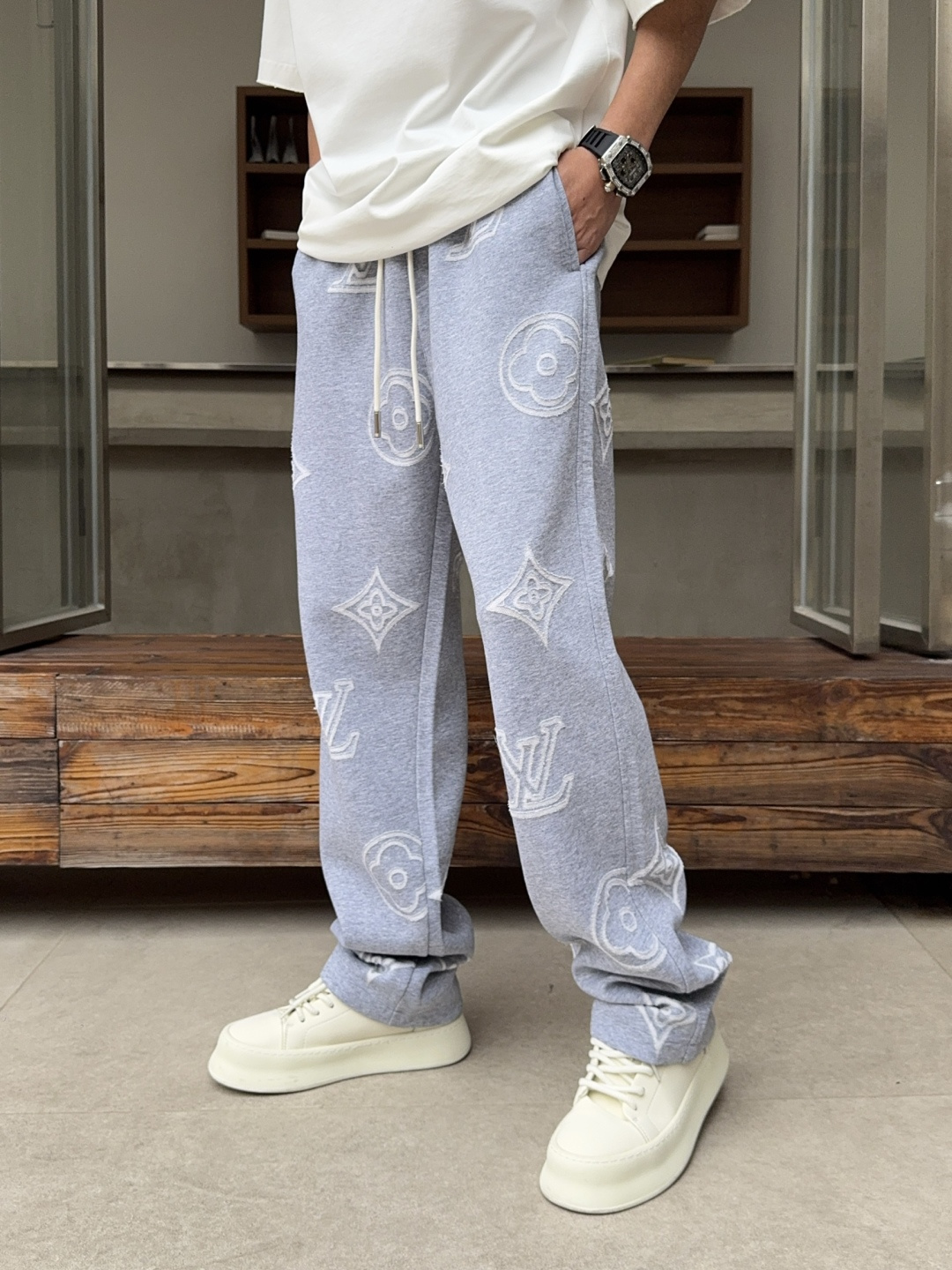 NO:762068,LV 2026 spring new trousers and casual trousers are on sale simultaneously on the official website. The brand's classic LOGO casual trousers, customized fabrics, are extremely comfortable and have a strong touch. Highly recognizable, with perfect appearance and craftsmanship. Sizes M-3XL, Louis Vuitton,19860909LV 2026春季新款长裤休闲裤官网同步发售.品牌经典LOGO休闲裤 ,定制面料,舒适度极好,手触感强烈.辨识度极高,完美品相工艺. 尺码M-3XL,,louis vuitton,,Men's clothing