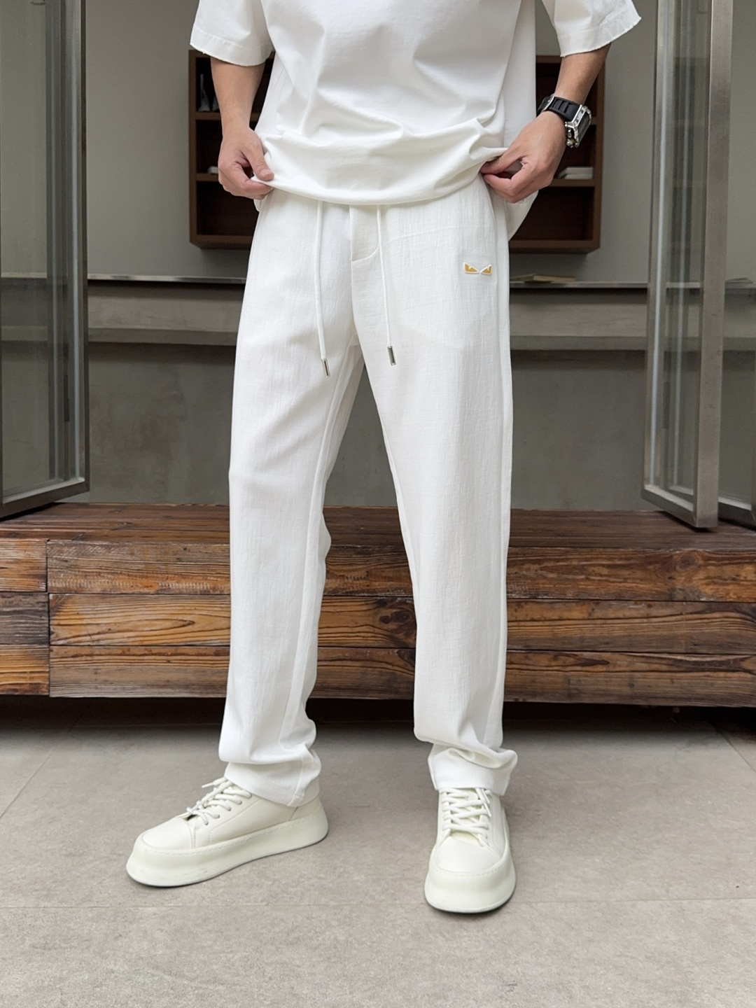 NO:762063,Fendi's 2026 spring new trousers and casual pants are on sale simultaneously on the official website. The brand's classic LOGO casual pants are made of customized fabrics with excellent comfort and strong touch. Highly recognizable and perfect in appearance and craftsmanship. Sizes M-3XL,,fendi,19860909芬迪 2026春季新款长裤休闲裤官网同步发售.品牌经典LOGO休闲裤 ,定制面料,舒适度极好,手触感强烈.辨识度极高,完美品相工艺. 尺码M-3XL,,fendi,,Men's clothing