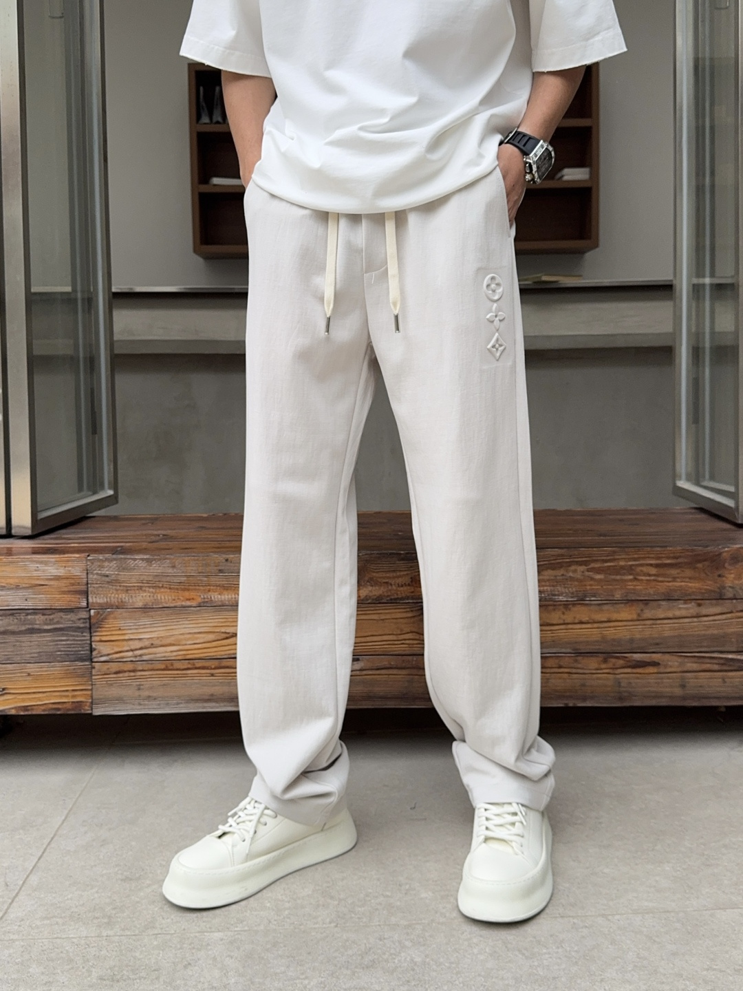 NO:762074,LV 2026 spring new trousers and casual trousers are on sale simultaneously on the official website. The brand's classic LOGO casual trousers, customized fabrics, are extremely comfortable and have a strong touch. Highly recognizable, with perfect appearance and craftsmanship. Sizes M-3XL, Louis Vuitton,19860909LV 2026春季新款长裤休闲裤官网同步发售.品牌经典LOGO休闲裤 ,定制面料,舒适度极好,手触感强烈.辨识度极高,完美品相工艺. 尺码M-3XL,,louis vuitton,,Men's clothing