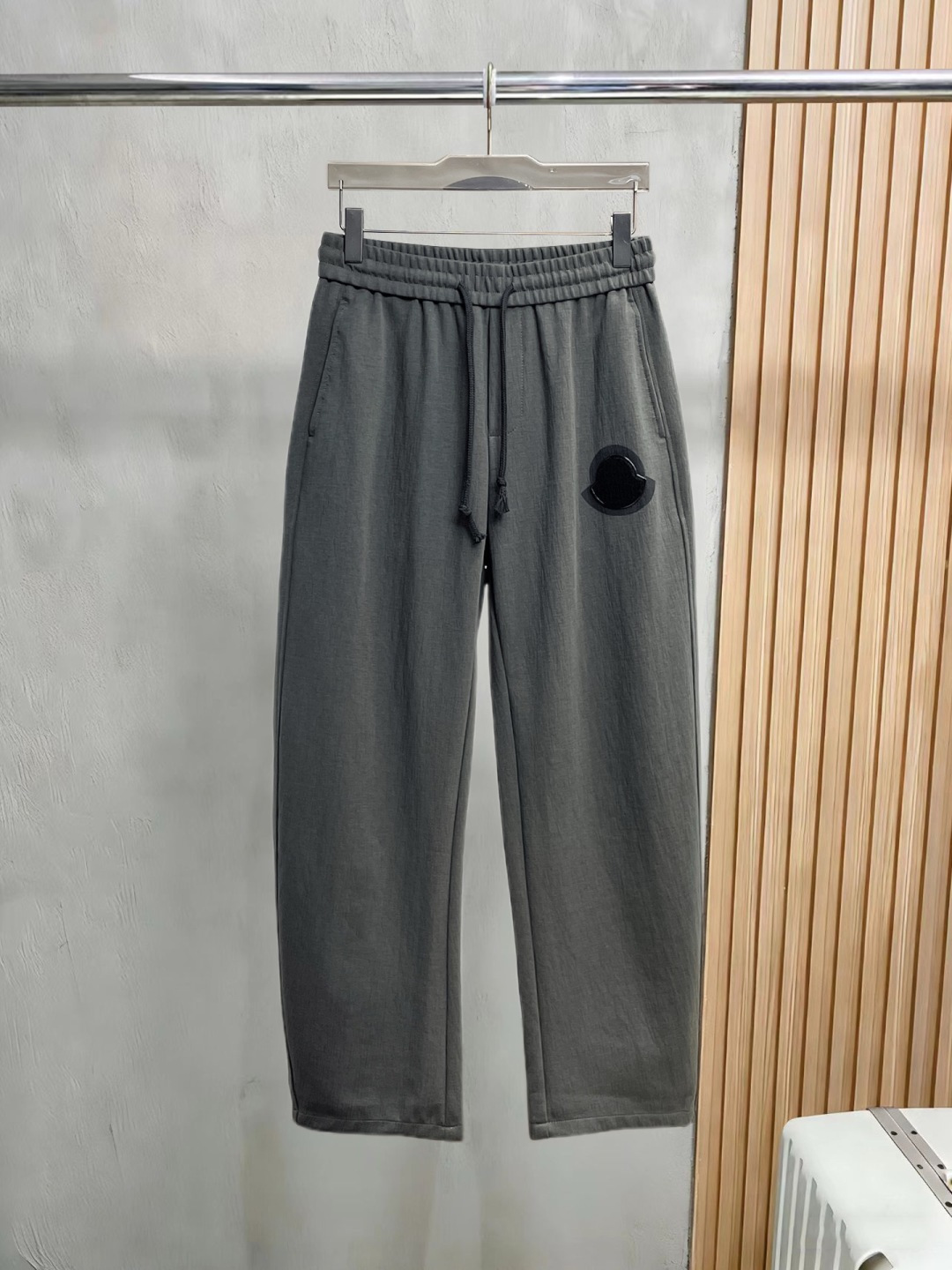 NO:762020,Moncler's 2026 spring new trousers and casual pants are on sale simultaneously on the official website. The brand's classic LOGO casual pants are made of custom-made fabrics with excellent comfort and strong touch. Highly recognizable and perfect in appearance and craftsmanship. Sizes M-3XL, Moncler,19860909蒙口 2026春季新款长裤休闲裤官网同步发售.品牌经典LOGO休闲裤 ,定制面料,舒适度极好,手触感强烈.辨识度极高,完美品相工艺. 尺码M-3XL,,Moncler,,Men's clothing