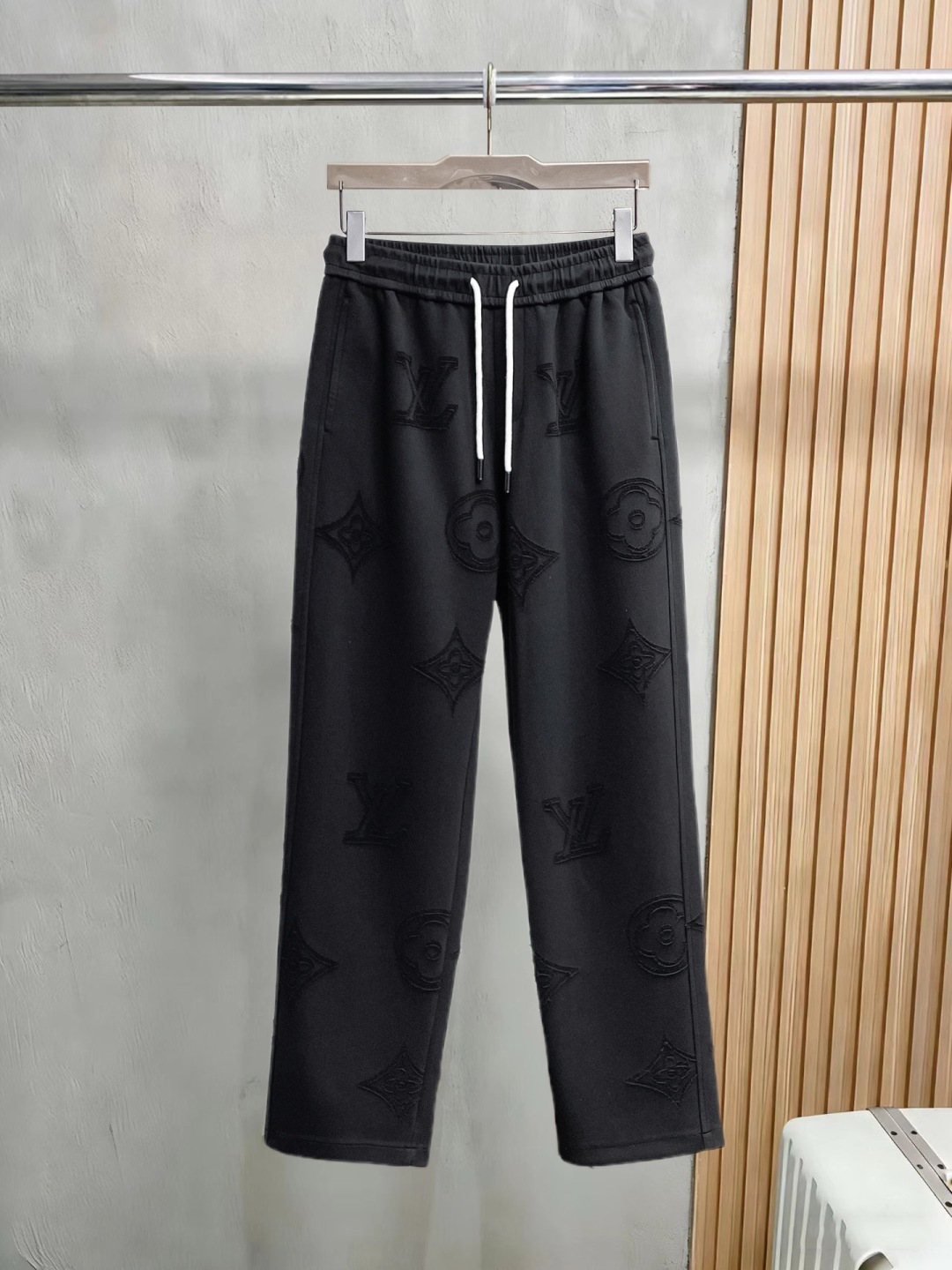 NO:762028,LV 2026 spring new trousers and casual trousers are on sale simultaneously on the official website. The brand's classic LOGO casual trousers, customized fabrics, are extremely comfortable and have a strong touch. Highly recognizable, with perfect appearance and craftsmanship. Sizes M-3XL, Louis Vuitton,19860909LV 2026春季新款长裤休闲裤官网同步发售.品牌经典LOGO休闲裤 ,定制面料,舒适度极好,手触感强烈.辨识度极高,完美品相工艺. 尺码M-3XL,,louis vuitton,,Men's clothing