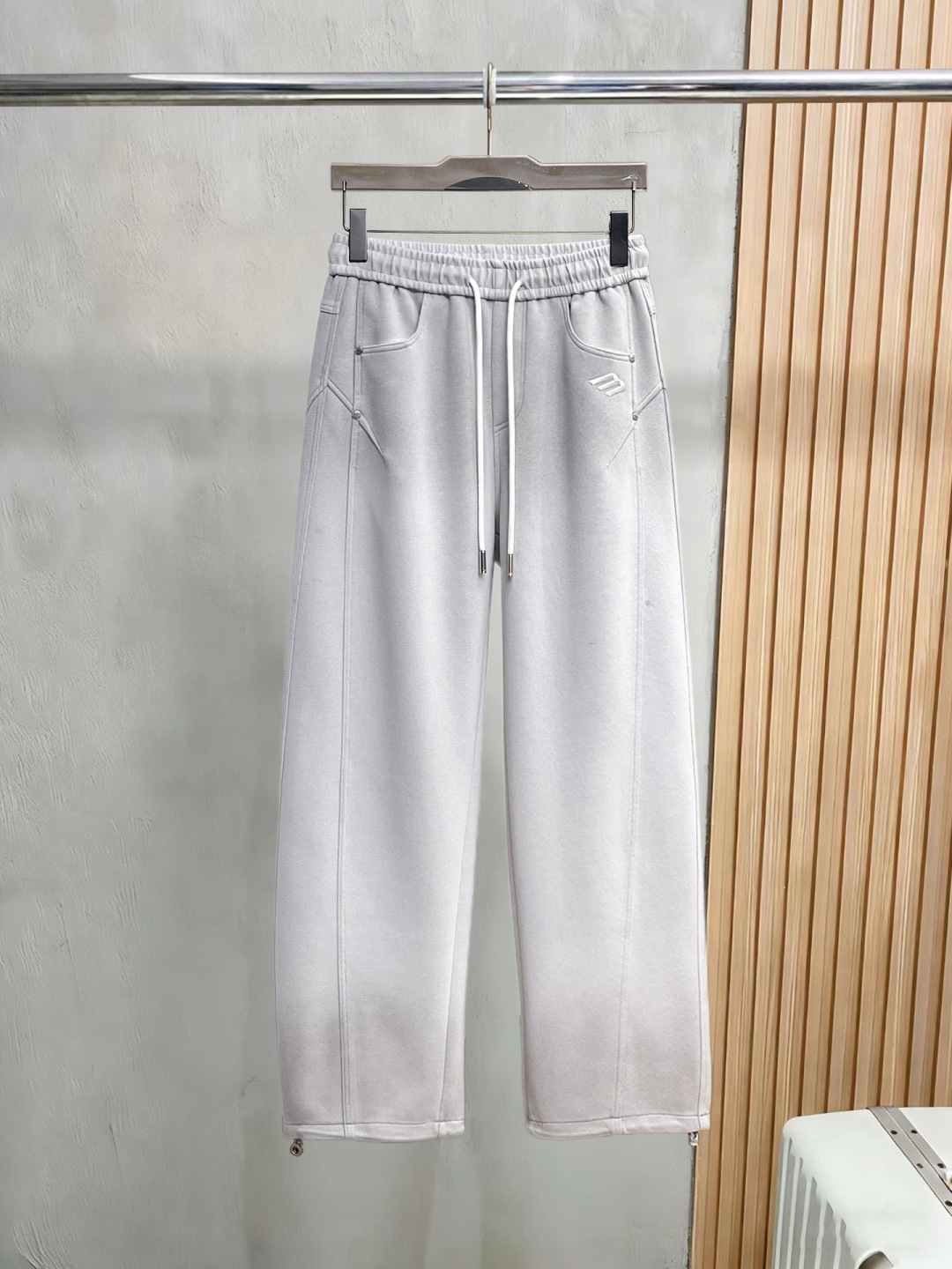 NO:762034,Balenciaga's 2026 spring new trousers and casual trousers are on sale simultaneously on the official website. The brand's classic LOGO casual trousers, customized fabrics, are extremely comfortable and have a strong touch. Highly recognizable, with perfect appearance and craftsmanship. Sizes M-3XL, balenciaga,19860909巴黎世家 2026春季新款长裤休闲裤官网同步发售.品牌经典LOGO休闲裤 ,定制面料,舒适度极好,手触感强烈.辨识度极高,完美品相工艺. 尺码M-3XL,,balenciaga,,Men's clothing