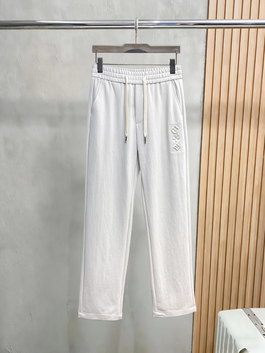 NO:762040,LV 2026 spring new trousers and casual trousers are on sale simultaneously on the official website. The brand's classic LOGO casual trousers, customized fabrics, are extremely comfortable and have a strong touch. Highly recognizable, with perfect appearance and craftsmanship. Sizes M-3XL, Louis Vuitton,19860909LV 2026春季新款长裤休闲裤官网同步发售.品牌经典LOGO休闲裤 ,定制面料,舒适度极好,手触感强烈.辨识度极高,完美品相工艺. 尺码M-3XL,,louis vuitton,,Men's clothing