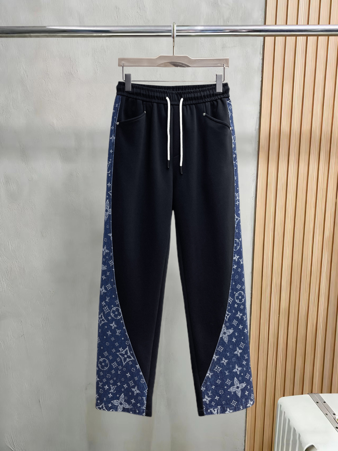 NO:762050,LV 2026 spring new trousers and casual trousers are on sale simultaneously on the official website. The brand's classic LOGO casual trousers, customized fabrics, are extremely comfortable and have a strong touch. Highly recognizable, with perfect appearance and craftsmanship. Sizes M-3XL, Louis Vuitton,19860909LV 2026春季新款长裤休闲裤官网同步发售.品牌经典LOGO休闲裤 ,定制面料,舒适度极好,手触感强烈.辨识度极高,完美品相工艺. 尺码M-3XL,,louis vuitton,,Men's clothing