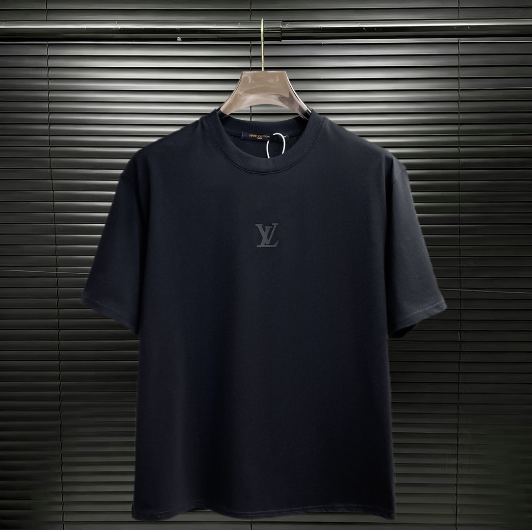NO:762078,LV three-label complete. 2026 summer new latest short-sleeved products, available at counters simultaneously, original order, stylish imported original technical fabrics, comfortable and breathable upper body, original customized hardware accessories, handsome and stylish upper body, complete three-label, recommended model, extremely high grade, purchasing code number L-4XL, maximum wearing capacity is 195 catties, louis vuitton, T-shirt,19860909LV 三标齐全. 2026夏季新款最新品短袖,专柜同步有售,原单狠货,时尚进口原版科技面料,上身舒适透气,原版定制五金辅料,上身帅气有型,三标齐全,推荐款,档次极高,代购级码数L-4XL,最大穿195斤,,louis vuitton,T-shirt,,Men's clothing