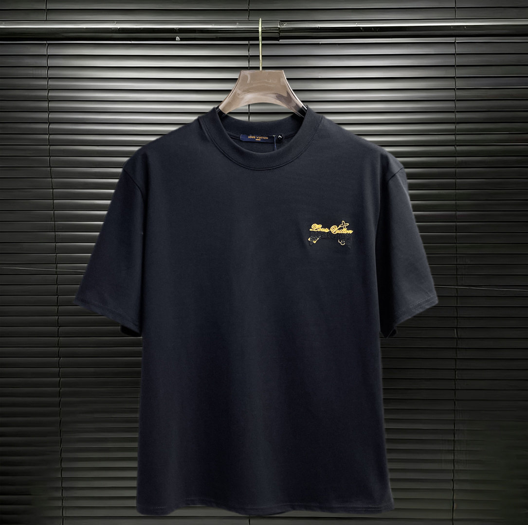 NO:762084,LV three-label complete. 2026 summer new latest short-sleeved products, available at counters simultaneously, original order, stylish imported original technical fabrics, comfortable and breathable upper body, original customized hardware accessories, handsome and stylish upper body, complete three-label, recommended model, extremely high grade, purchasing code number L-4XL, maximum wearing capacity is 195 catties, louis vuitton, T-shirt,19860909LV 三标齐全. 2026夏季新款最新品短袖,专柜同步有售,原单狠货,时尚进口原版科技面料,上身舒适透气,原版定制五金辅料,上身帅气有型,三标齐全,推荐款,档次极高,代购级码数L-4XL,最大穿195斤,,louis vuitton,T-shirt,,Men's clothing