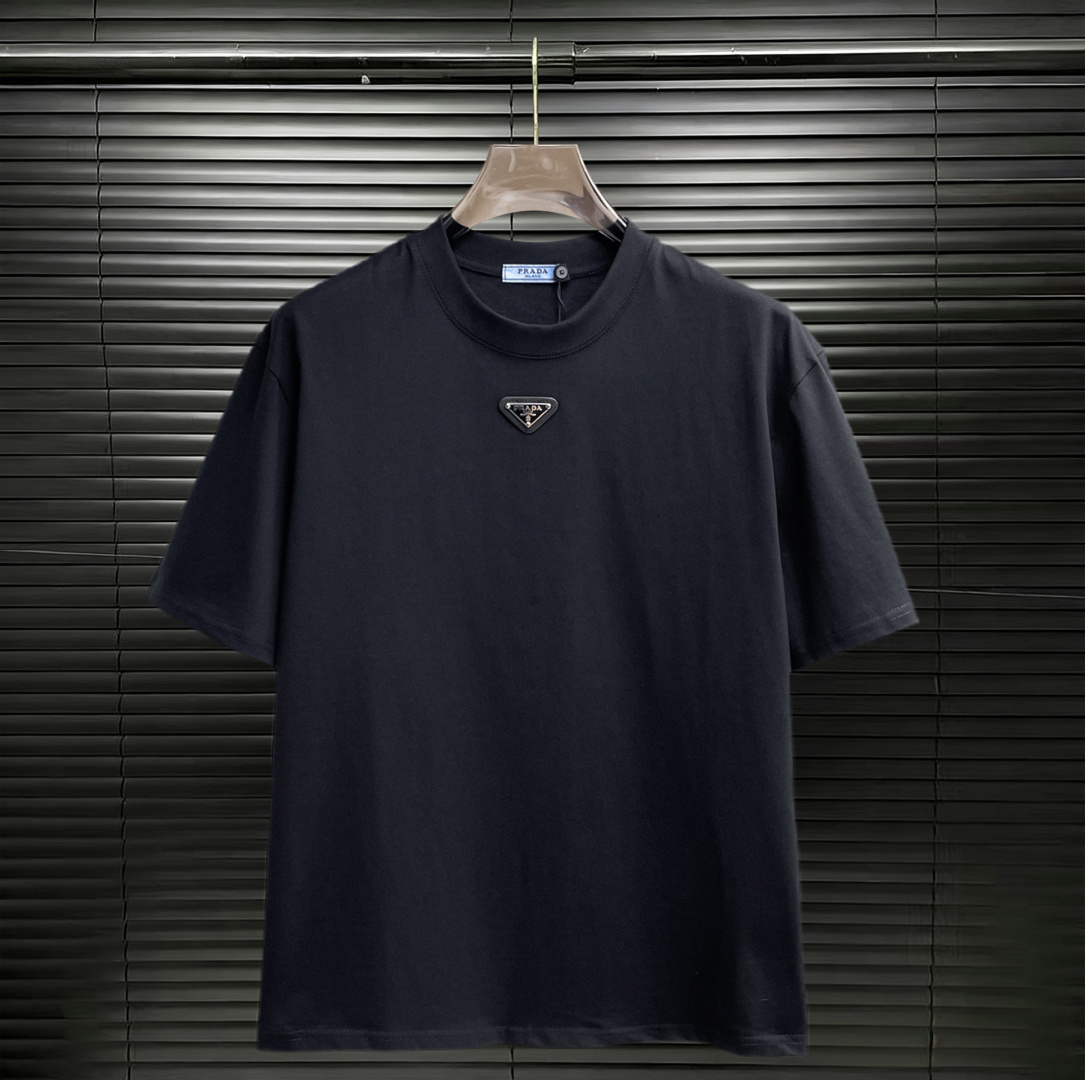 NO:762086,Prada has all three standards. 2026 summer new and latest short-sleeves, available at counters, original goods, stylish imported original technical fabrics, comfortable and breathable upper body, original customized hardware accessories, handsome and stylish upper body, complete with three standards, recommended style, extremely high grade, purchasing code number L-4XL, maximum wearing capacity is 195 catties, prada, T-shirt,19860909普拉达 三标齐全. 2026夏季新款最新品短袖,专柜同步有售,原单狠货,时尚进口原版科技面料,上身舒适透气,原版定制五金辅料,上身帅气有型,三标齐全,推荐款,档次极高,代购级码数L-4XL,最大穿195斤,,prada,T-shirt,,Men's clothing