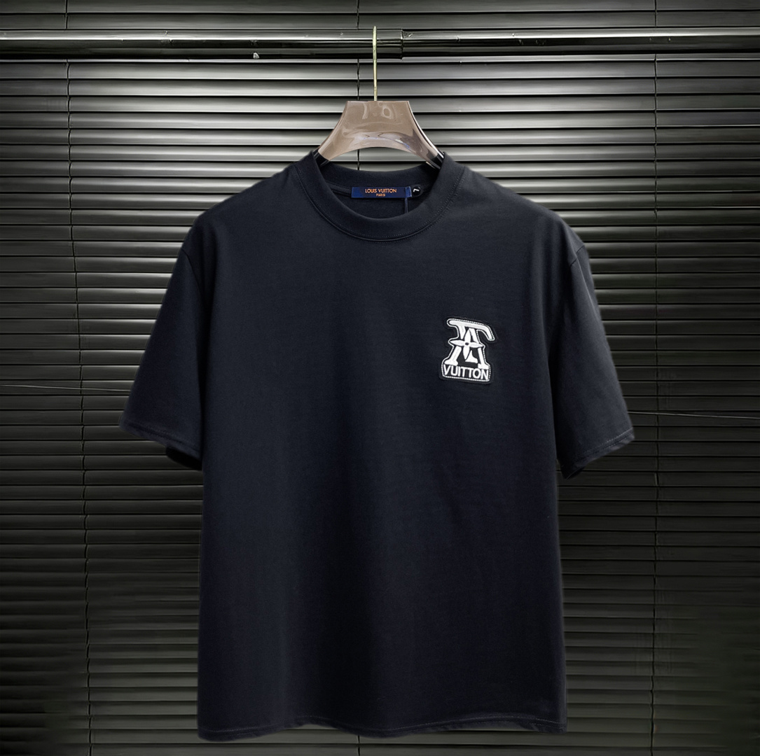 NO:762090,LV three-label complete. 2026 summer new latest short-sleeved products, available at counters simultaneously, original order, stylish imported original technical fabrics, comfortable and breathable upper body, original customized hardware accessories, handsome and stylish upper body, complete three-label, recommended model, extremely high grade, purchasing code number L-4XL, maximum wearing capacity is 195 catties, louis vuitton, T-shirt,19860909LV 三标齐全. 2026夏季新款最新品短袖,专柜同步有售,原单狠货,时尚进口原版科技面料,上身舒适透气,原版定制五金辅料,上身帅气有型,三标齐全,推荐款,档次极高,代购级码数L-4XL,最大穿195斤,,louis vuitton,T-shirt,,Men's clothing