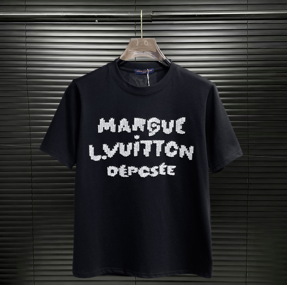 NO:762095,LV three-label complete. 2026 summer new latest short-sleeved products, available at counters simultaneously, original order, stylish imported original technical fabrics, comfortable and breathable upper body, original customized hardware accessories, handsome and stylish upper body, complete three-label, recommended model, extremely high grade, purchasing code number L-4XL, maximum wearing capacity is 195 catties, louis vuitton, T-shirt,19860909LV 三标齐全. 2026夏季新款最新品短袖,专柜同步有售,原单狠货,时尚进口原版科技面料,上身舒适透气,原版定制五金辅料,上身帅气有型,三标齐全,推荐款,档次极高,代购级码数L-4XL,最大穿195斤,,louis vuitton,T-shirt,,Men's clothing