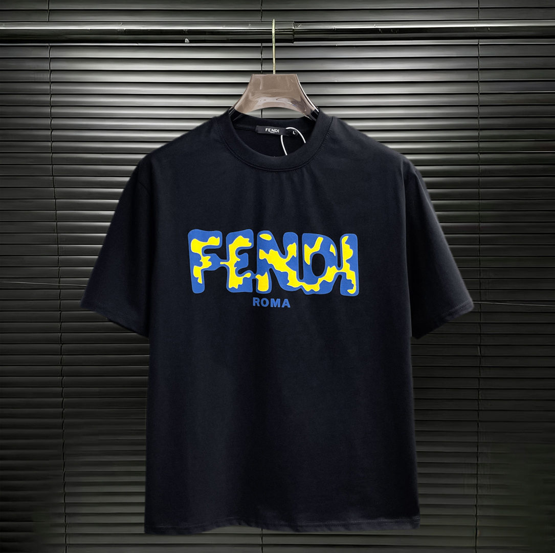 NO:762100,Fendi has all three standards. 2026 summer new and latest short-sleeved products, available at counters simultaneously, original goods, stylish imported original technical fabrics, comfortable and breathable upper body, original customized hardware accessories, handsome and stylish upper body, complete three standards, recommended style, extremely high grade, purchasing code number L-4XL, maximum wearing capacity is 195 catties,,fendi, T-shirt,19860909芬迪 三标齐全. 2026夏季新款最新品短袖,专柜同步有售,原单狠货,时尚进口原版科技面料,上身舒适透气,原版定制五金辅料,上身帅气有型,三标齐全,推荐款,档次极高,代购级码数L-4XL,最大穿195斤,,fendi,T-shirt,,Men's clothing