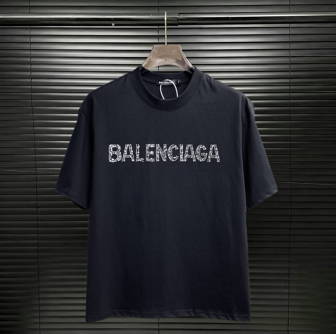 NO:762104,Balenciaga has all three standards. 2026 summer new and latest short-sleeved products, available at counters simultaneously, original goods, stylish imported original technical fabrics, upper body comfortable and breathable, original customized hardware accessories, handsome and stylish upper body, three standards complete, recommended style, extremely high grade, purchasing code number L-4XL, maximum wearing capacity is 195 catties, balenciaga, T-shirt,19860909巴黎世家 三标齐全. 2026夏季新款最新品短袖,专柜同步有售,原单狠货,时尚进口原版科技面料,上身舒适透气,原版定制五金辅料,上身帅气有型,三标齐全,推荐款,档次极高,代购级码数L-4XL,最大穿195斤,,balenciaga,T-shirt,,Men's clothing