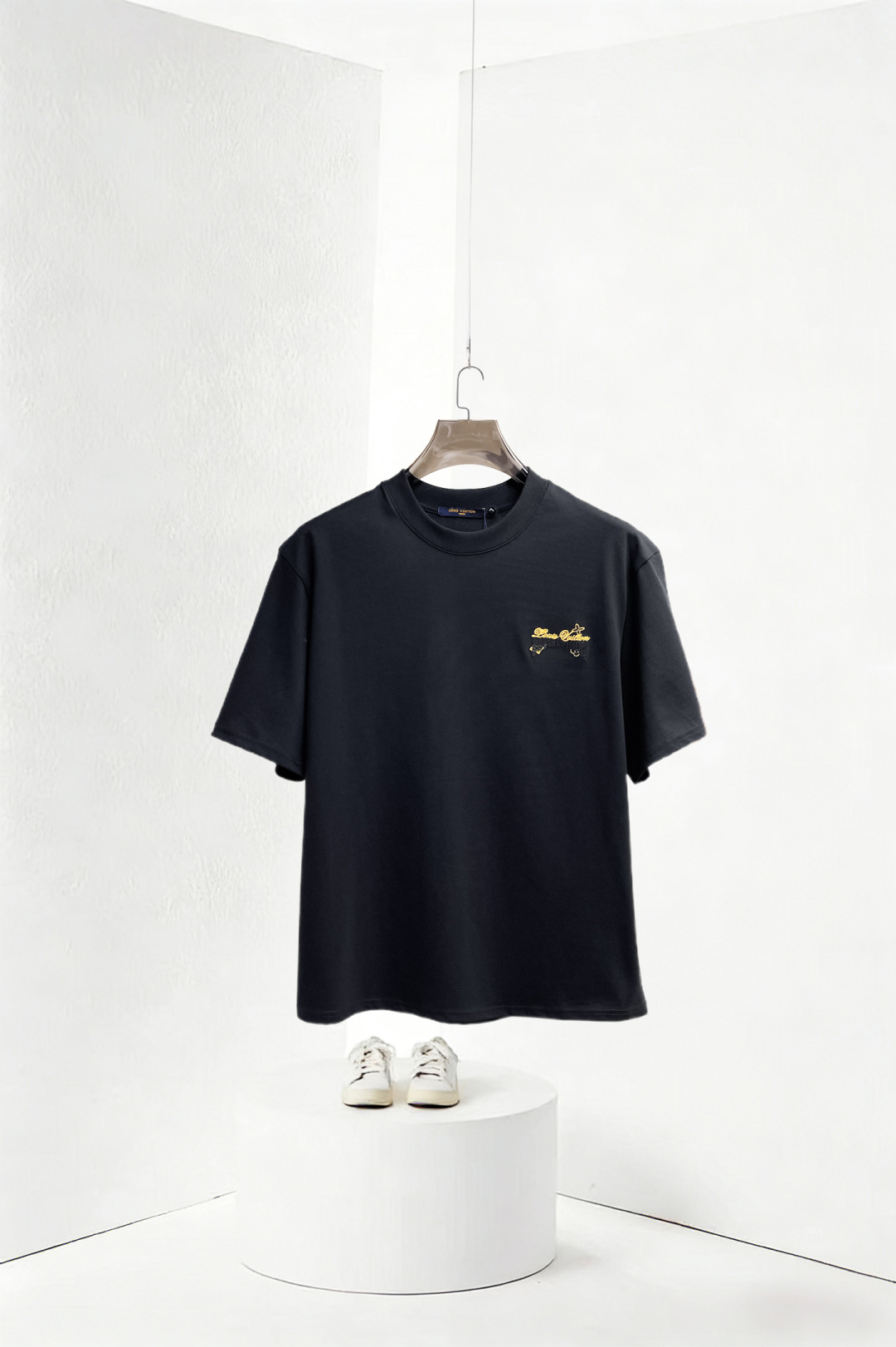 NO:762109,LV three-label complete. 2026 summer new latest short-sleeved products, available at counters simultaneously, original order, stylish imported original technical fabrics, comfortable and breathable upper body, original customized hardware accessories, handsome and stylish upper body, complete three-label, recommended model, extremely high grade, purchasing code number L-4XL, maximum wearing capacity is 195 catties, louis vuitton, T-shirt,19860909LV 三标齐全. 2026夏季新款最新品短袖,专柜同步有售,原单狠货,时尚进口原版科技面料,上身舒适透气,原版定制五金辅料,上身帅气有型,三标齐全,推荐款,档次极高,代购级码数L-4XL,最大穿195斤,,louis vuitton,T-shirt,,Men's clothing