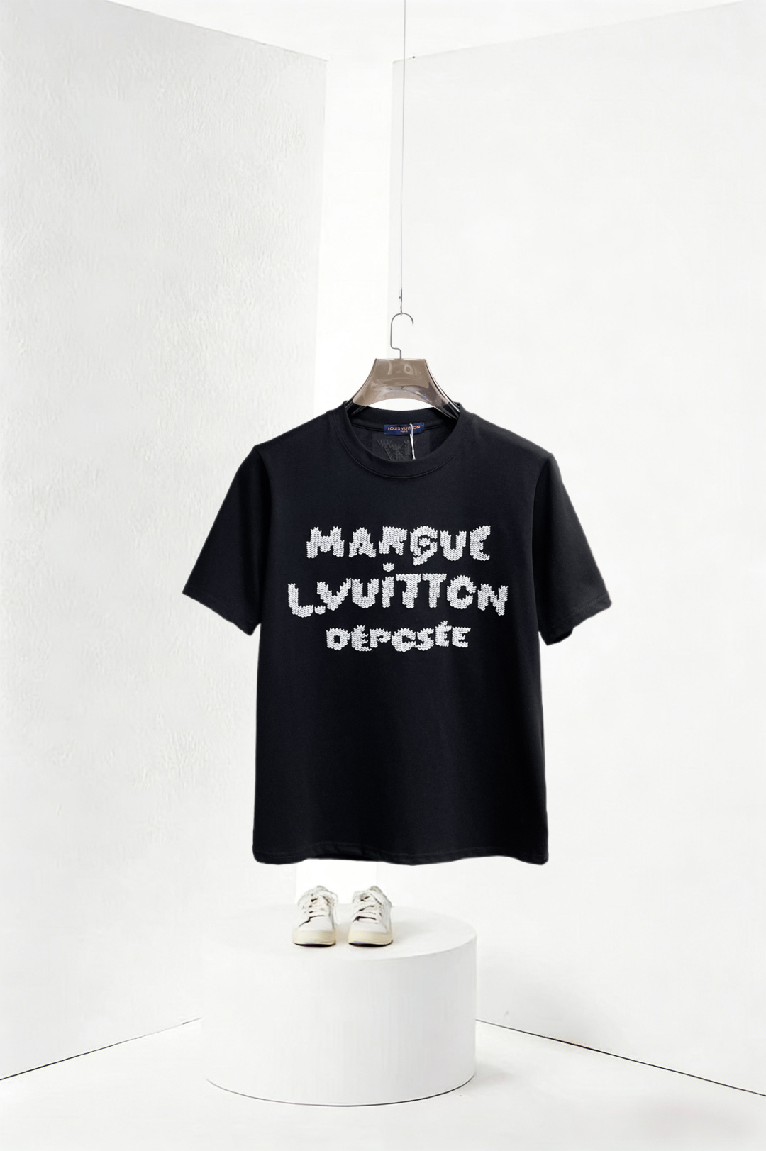 NO:762082,LV three-label complete. 2026 summer new latest short-sleeved products, available at counters simultaneously, original order, stylish imported original technical fabrics, comfortable and breathable upper body, original customized hardware accessories, handsome and stylish upper body, complete three-label, recommended model, extremely high grade, purchasing code number L-4XL, maximum wearing capacity is 195 catties, louis vuitton, T-shirt,19860909LV 三标齐全. 2026夏季新款最新品短袖,专柜同步有售,原单狠货,时尚进口原版科技面料,上身舒适透气,原版定制五金辅料,上身帅气有型,三标齐全,推荐款,档次极高,代购级码数L-4XL,最大穿195斤,,louis vuitton,T-shirt,,Men's clothing