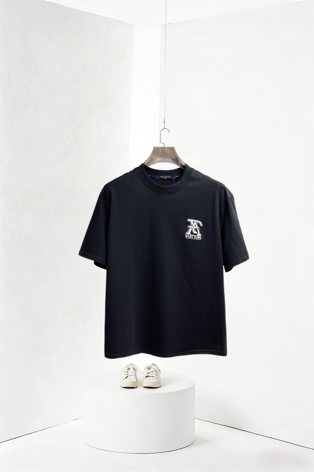 NO:762085,LV three-label complete. 2026 summer new latest short-sleeved products, available at counters simultaneously, original order, stylish imported original technical fabrics, comfortable and breathable upper body, original customized hardware accessories, handsome and stylish upper body, complete three-label, recommended model, extremely high grade, purchasing code number L-4XL, maximum wearing capacity is 195 catties, louis vuitton, T-shirt,19860909LV 三标齐全. 2026夏季新款最新品短袖,专柜同步有售,原单狠货,时尚进口原版科技面料,上身舒适透气,原版定制五金辅料,上身帅气有型,三标齐全,推荐款,档次极高,代购级码数L-4XL,最大穿195斤,,louis vuitton,T-shirt,,Men's clothing