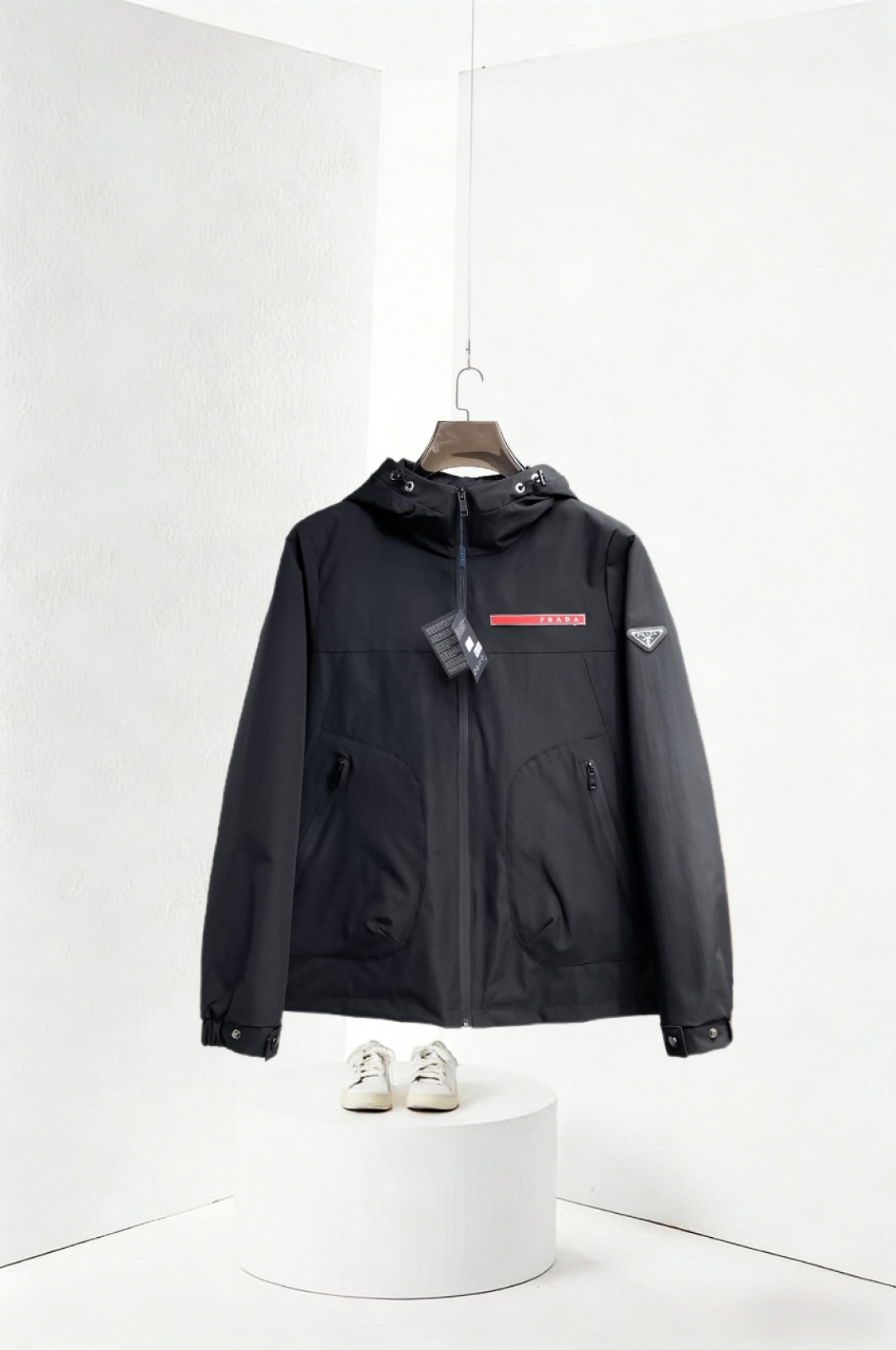 NO:762103,Same style as Prada official website, on sale in advance!  2026ss new spring men's jackets, original high-end version with three standards!  , counter-customized fabrics with high breathability and comfort, impeccable details, brand element design concept, reflecting high quality. It feels delicate and soft!  It presents a casual cut and the upper body shape is awesome!  Size L～4XL, maximum wearing capacity is 195 catties.,,prada,jackets & coats,jackets & coats,19860909普拉达 官网同款,提前发售！2026ss开春新款男士夹克外套,原单三标齐全高端版本！,专柜定制面料 透气舒适度高,细节无可挑剔,品牌元素设计理念,体现高品质.手感细腻柔软！呈现休闲裁剪,上身版型超赞！码数L～4XL,最大穿195斤.,,prada,jackets & coats,jackets & coats,,Men's clothing