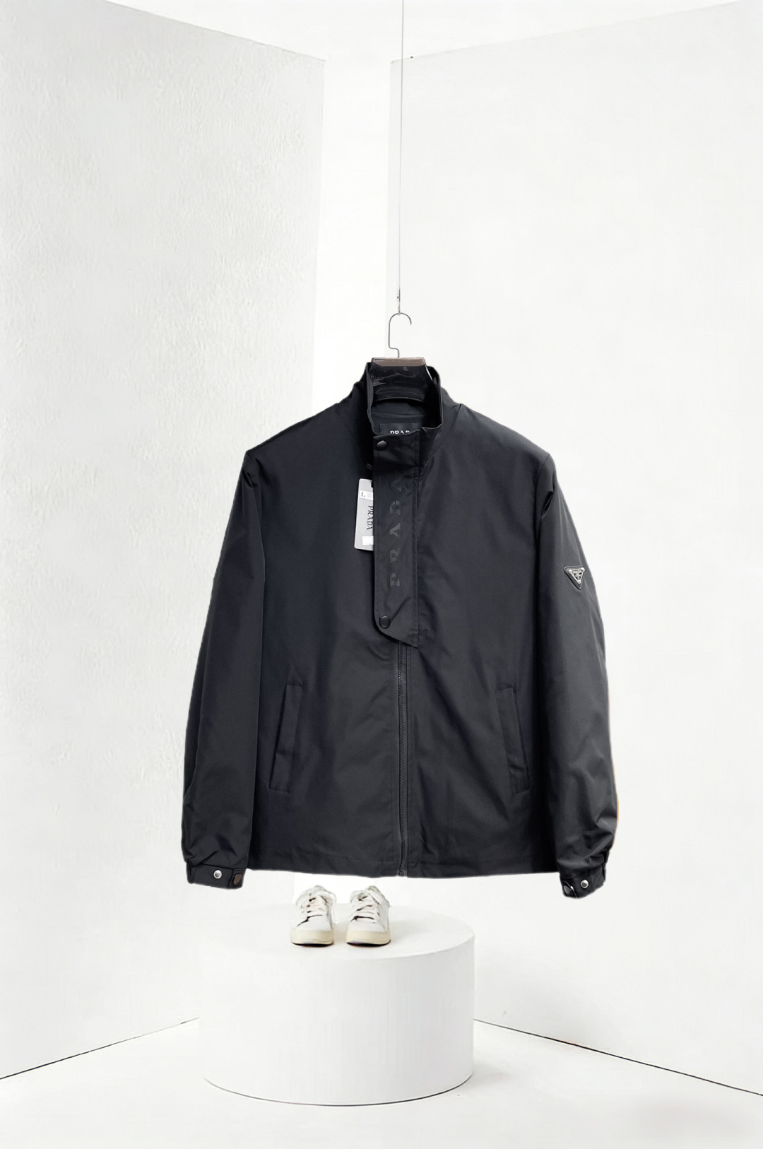 NO:762112,Same style as Prada official website, on sale in advance!  2026ss new spring men's jackets, original high-end version with three standards!  , counter-customized fabrics with high breathability and comfort, impeccable details, brand element design concept, reflecting high quality. It feels delicate and soft!  It presents a casual cut and the upper body shape is awesome!  Size L～4XL, maximum wearing capacity is 195 catties.,,prada,jackets & coats,jackets & coats,19860909普拉达 官网同款,提前发售！2026ss开春新款男士夹克外套,原单三标齐全高端版本！,专柜定制面料 透气舒适度高,细节无可挑剔,品牌元素设计理念,体现高品质.手感细腻柔软！呈现休闲裁剪,上身版型超赞！码数L～4XL,最大穿195斤.,,prada,jackets & coats,jackets & coats,,Men's clothing