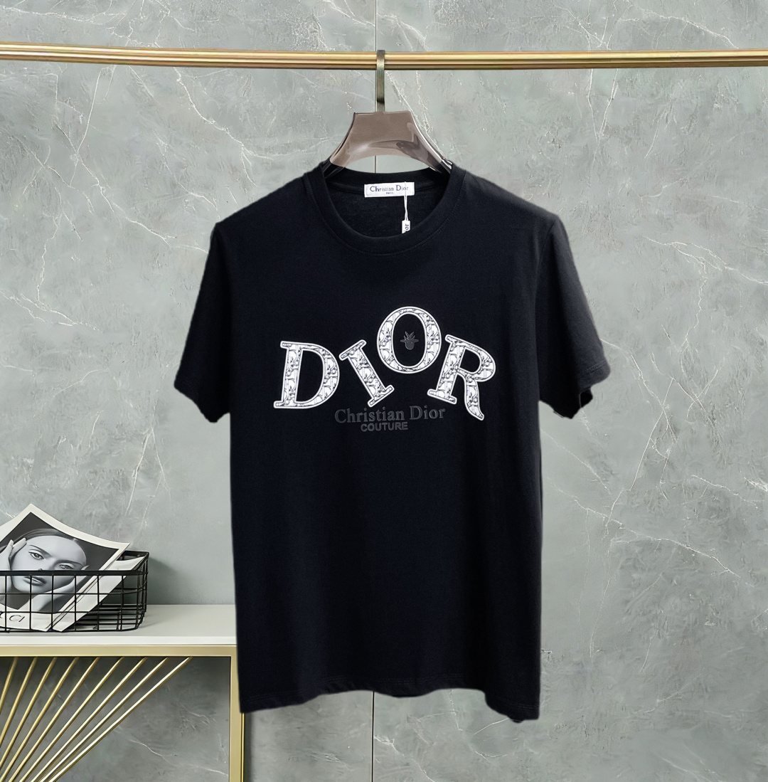 NO:775232,Dior has all three labels. The latest 2026 summer short-sleeved short sleeves are available at the counter. Original goods, fashionable imported original technical fabrics, comfortable and breathable upper body, original customized hardware accessories, handsome and stylish upper body, complete with three labels, recommended model, very high grade, purchasing code number L-4XL, maximum wearing capacity is 195 catties, dior, T-shirt,19860909迪奥三标齐全. 2026夏季新款最新品短袖,专柜同步有售,原单狠货,时尚进口原版科技面料,上身舒适透气,原版定制五金辅料,上身帅气有型,三标齐全,推荐款,档次极高,代购级码数L-4XL,最大穿195斤,,dior,T-shirt,,Men's clothing