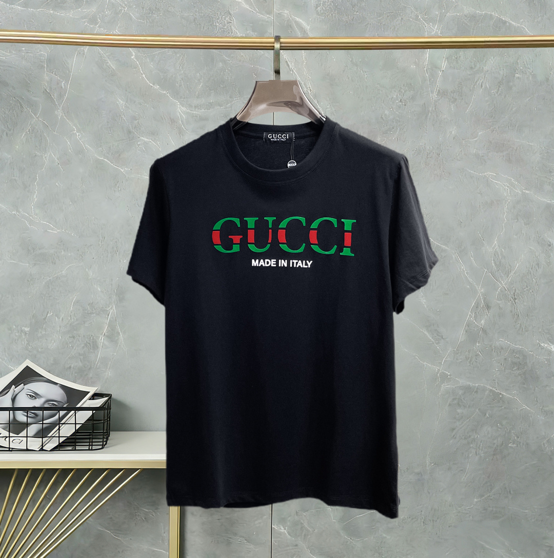 NO:775224,Gucci has all three labels. The latest 2026 summer short-sleeved short sleeves are available at the counter. The original order is very good. Fashionable original imported technical fabrics. The upper body is comfortable and breathable. Original customized hardware accessories. The upper body is handsome and stylish. All three labels are complete. Recommended model. The grade is very high. The purchasing code number is L-4XL. The maximum wearing capacity is 195 catties., gucci, T-shirt,19860909古驰三标齐全. 2026夏季新款最新品短袖,专柜同步有售,原单狠货,时尚进口原版科技面料,上身舒适透气,原版定制五金辅料,上身帅气有型,三标齐全,推荐款,档次极高,代购级码数L-4XL,最大穿195斤,,gucci,T-shirt,,Men's clothing