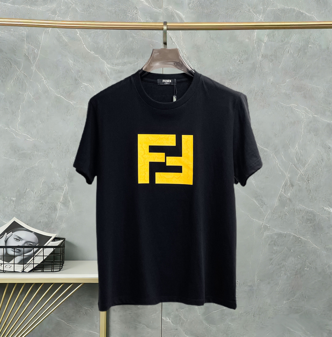 NO:775216,Fendi has all three labels. The latest 2026 summer short-sleeved short sleeves are available at the counter. The original order is very good. Fashionable imported original technical fabrics. The upper body is comfortable and breathable. Original customized hardware accessories. The upper body is handsome and stylish. All three labels are complete. Recommended model. Very high grade. Purchasing code number is L-4XL. Maximum wear is 195 pounds. Fendi, T-shirt.19860909芬迪三标齐全. 2026夏季新款最新品短袖,专柜同步有售,原单狠货,时尚进口原版科技面料,上身舒适透气,原版定制五金辅料,上身帅气有型,三标齐全,推荐款,档次极高,代购级码数L-4XL,最大穿195斤,,fendi,T-shirt,,Men's clothing