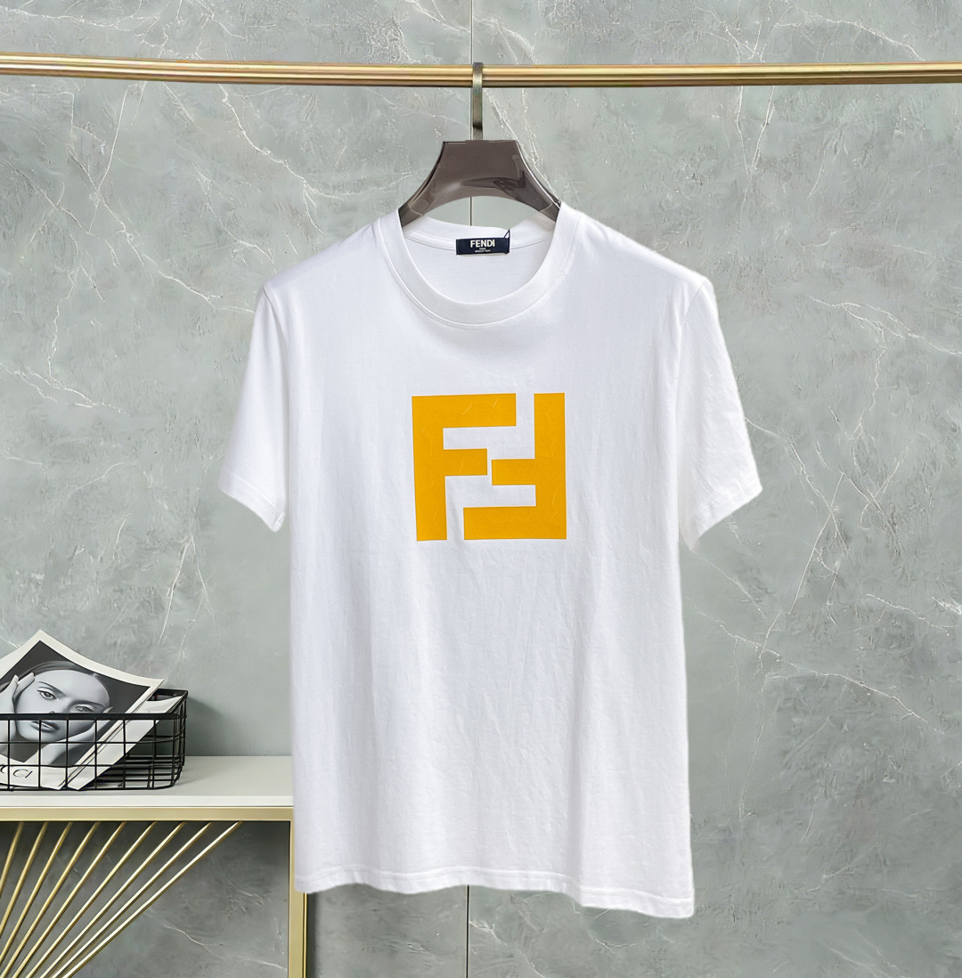 NO:775212,7 Fendi has all three labels. The latest 2026 summer short-sleeves are available at the counter. The original goods are very good. Fashionable imported original technical fabrics. The upper body is comfortable and breathable. The original customized hardware accessories. The upper body is handsome and stylish. All three labels are complete. Recommended model. The grade is very high. The purchasing code number is L-4XL. The maximum wearing capacity is 195 pounds. Fendi, T-shirt.198609097 芬迪三标齐全. 2026夏季新款最新品短袖,专柜同步有售,原单狠货,时尚进口原版科技面料,上身舒适透气,原版定制五金辅料,上身帅气有型,三标齐全,推荐款,档次极高,代购级码数L-4XL,最大穿195斤,,fendi,T-shirt,,Men's clothing
