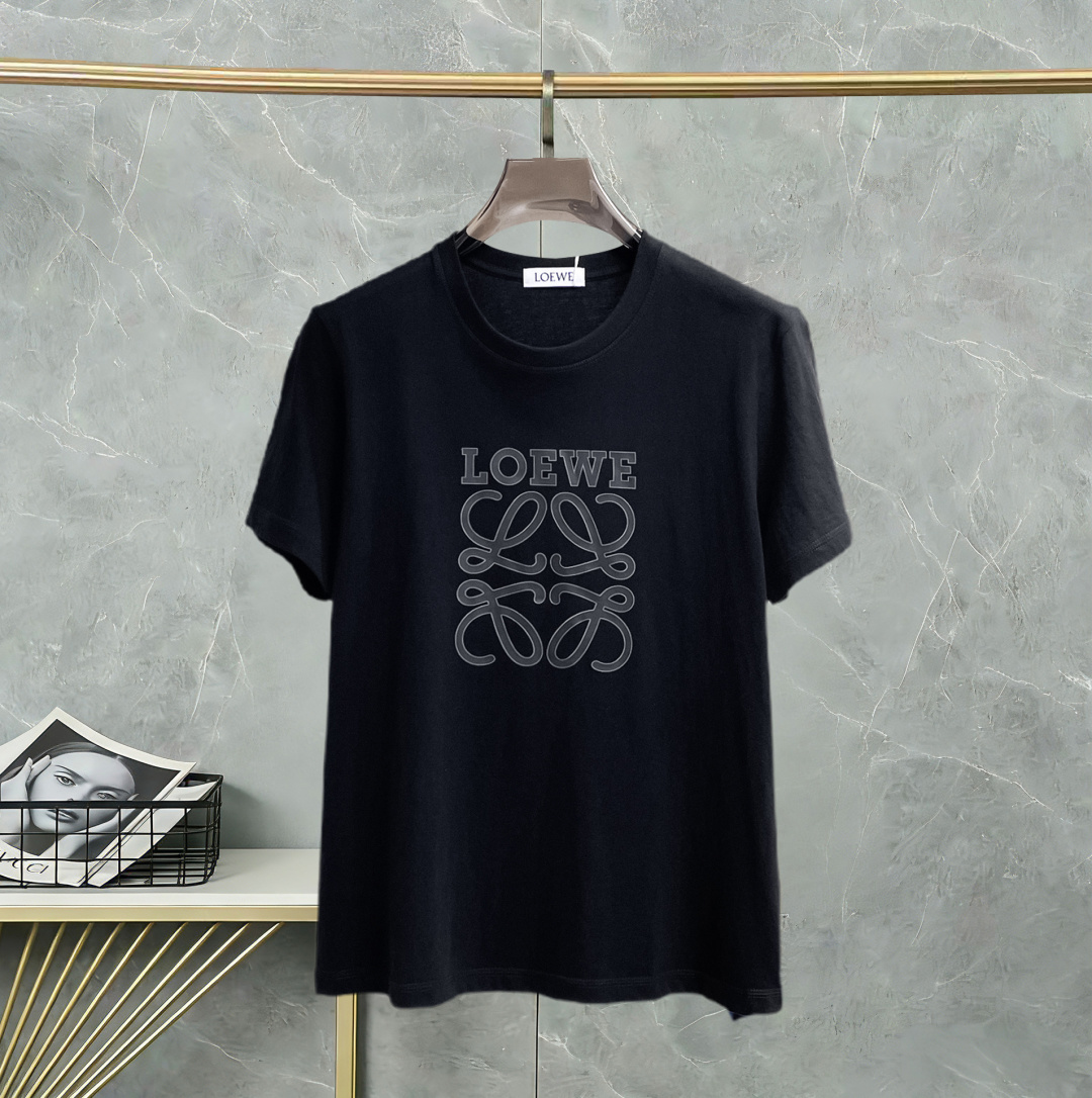 NO:775204,Loewe has all three labels. The latest 2026 summer short-sleeved short sleeves are available at the counter. The original order is very good. Fashionable imported original technical fabrics. The upper body is comfortable and breathable. The original customized hardware accessories. The upper body is handsome and stylish. The three labels are complete. Recommended model. The grade is very high. The purchasing code number is L-4XL. The maximum wearing capacity is 195 pounds. Loewe, T-shirt.19860909罗意威三标齐全. 2026夏季新款最新品短袖,专柜同步有售,原单狠货,时尚进口原版科技面料,上身舒适透气,原版定制五金辅料,上身帅气有型,三标齐全,推荐款,档次极高,代购级码数L-4XL,最大穿195斤,,loewe,T-shirt,,Men's clothing