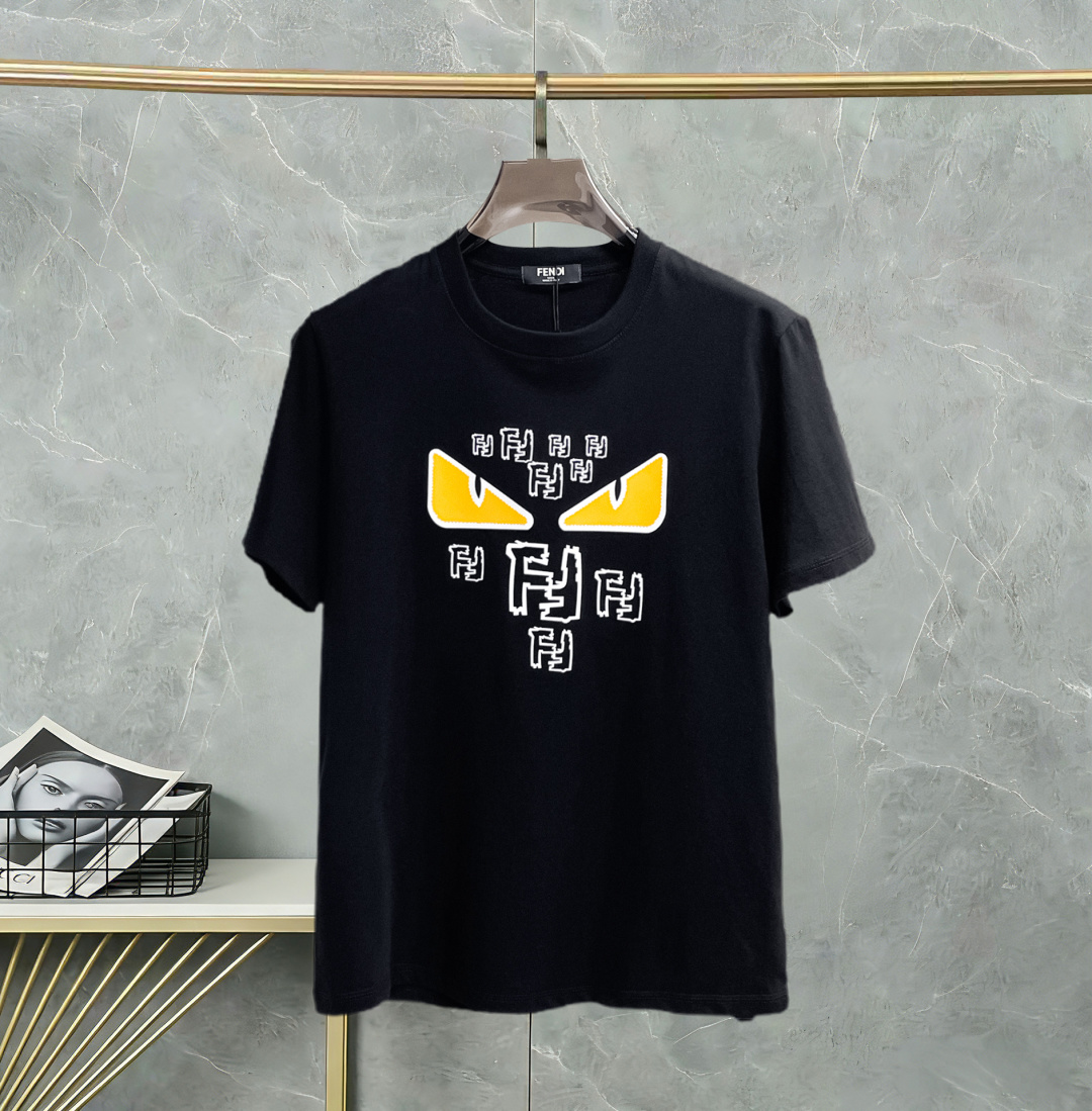 NO:775238,Fendi has all three labels. The latest 2026 summer short-sleeved short sleeves are available at the counter. The original order is very good. Fashionable imported original technical fabrics. The upper body is comfortable and breathable. Original customized hardware accessories. The upper body is handsome and stylish. All three labels are complete. Recommended model. Very high grade. Purchasing code number is L-4XL. Maximum wear is 195 pounds. Fendi, T-shirt.19860909芬迪三标齐全. 2026夏季新款最新品短袖,专柜同步有售,原单狠货,时尚进口原版科技面料,上身舒适透气,原版定制五金辅料,上身帅气有型,三标齐全,推荐款,档次极高,代购级码数L-4XL,最大穿195斤,,fendi,T-shirt,,Men's clothing