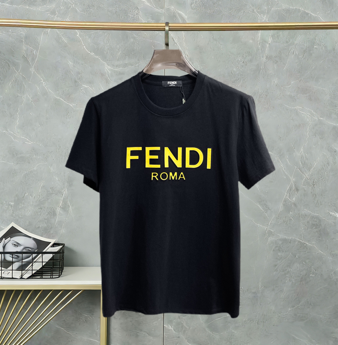 NO:775227,Fendi has all three labels. The latest 2026 summer short-sleeved short sleeves are available at the counter. The original order is very good. Fashionable imported original technical fabrics. The upper body is comfortable and breathable. Original customized hardware accessories. The upper body is handsome and stylish. All three labels are complete. Recommended model. Very high grade. Purchasing code number is L-4XL. Maximum wear is 195 pounds. Fendi, T-shirt.19860909芬迪三标齐全. 2026夏季新款最新品短袖,专柜同步有售,原单狠货,时尚进口原版科技面料,上身舒适透气,原版定制五金辅料,上身帅气有型,三标齐全,推荐款,档次极高,代购级码数L-4XL,最大穿195斤,,fendi,T-shirt,,Men's clothing