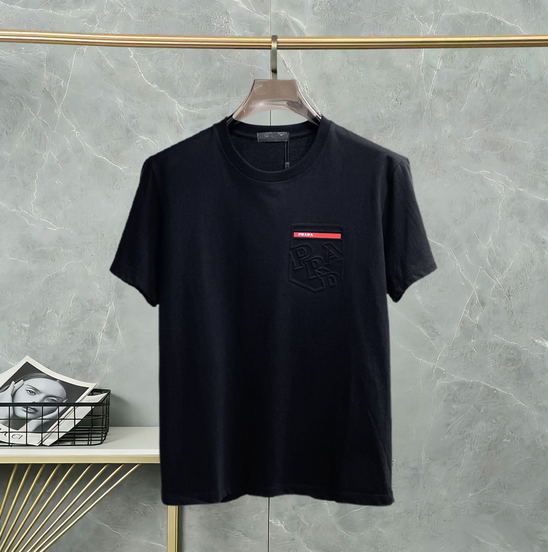 NO:775219,Prada has all three standards. The latest 2026 summer short-sleeved short sleeves are available at the counter. Original goods, fashionable imported original technical fabrics, comfortable and breathable upper body, original customized hardware accessories, handsome and stylish upper body, complete with three standards, recommended style, extremely high grade, purchasing code number L-4XL, maximum wearing capacity is 195 catties,, prada, T-shirt,19860909普拉达三标齐全. 2026夏季新款最新品短袖,专柜同步有售,原单狠货,时尚进口原版科技面料,上身舒适透气,原版定制五金辅料,上身帅气有型,三标齐全,推荐款,档次极高,代购级码数L-4XL,最大穿195斤,,prada,T-shirt,,Men's clothing