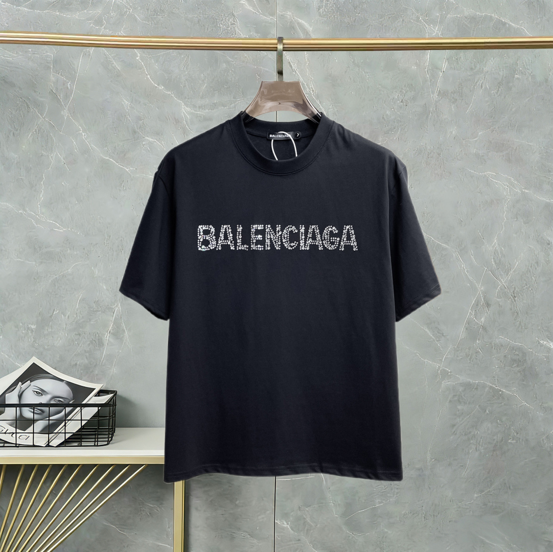 NO:775211,Balenciaga has all three standards. The latest 2026 summer short-sleeves are available at the counter. The original order is very good. Fashionable original imported technical fabrics. The upper body is comfortable and breathable. The original customized hardware accessories. The upper body is handsome and stylish. The three standards are complete. Recommended model. The grade is very high. The purchasing code number is L-4XL. The maximum wearing capacity is 195 catties., balenciaga, T-shirt,19860909巴黎世家三标齐全. 2026夏季新款最新品短袖,专柜同步有售,原单狠货,时尚进口原版科技面料,上身舒适透气,原版定制五金辅料,上身帅气有型,三标齐全,推荐款,档次极高,代购级码数L-4XL,最大穿195斤,,balenciaga,T-shirt,,Men's clothing