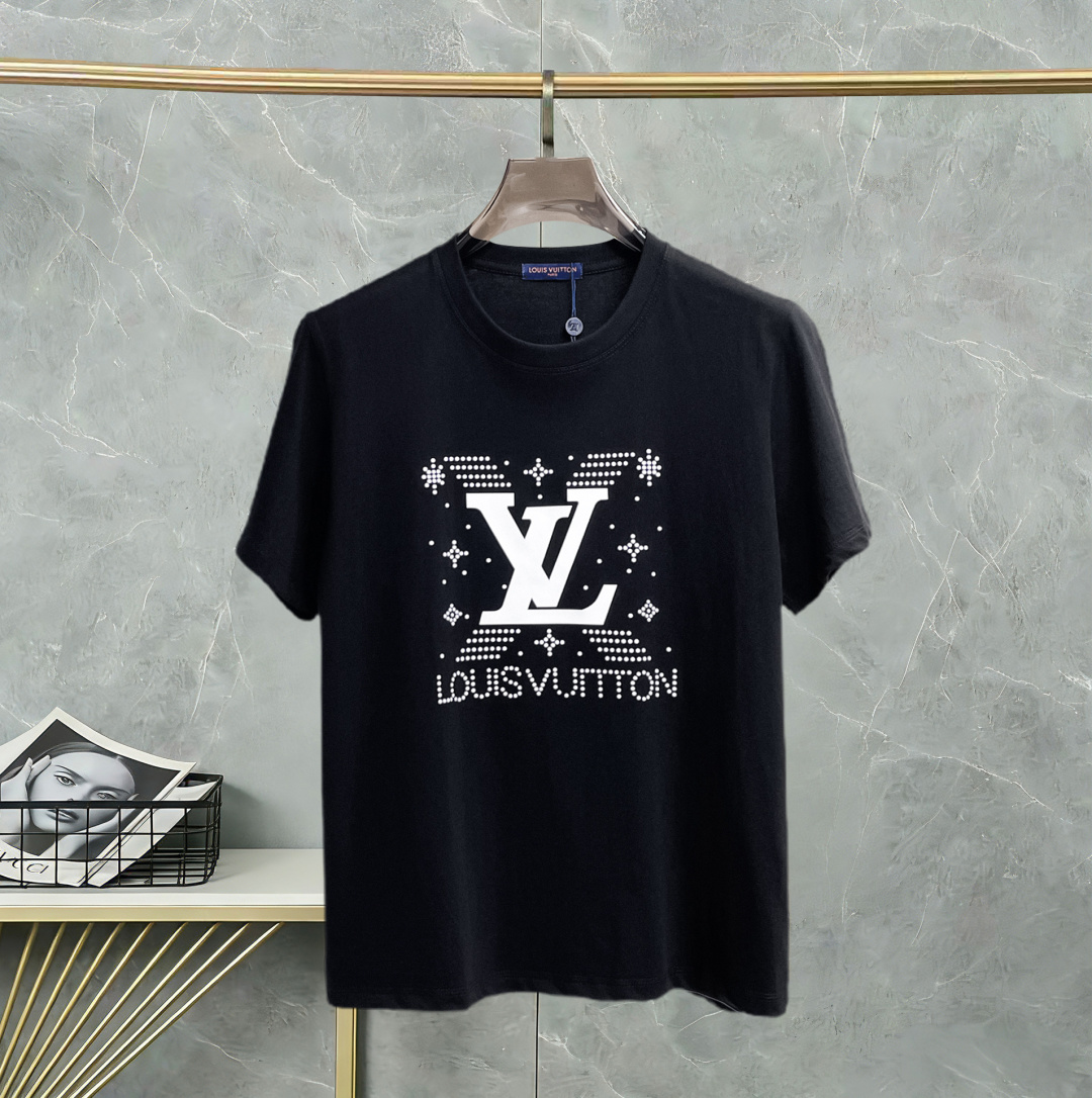 NO:775200,LV three labels are complete. 2026 summer new latest short-sleeved products, available at counters simultaneously, original goods, stylish imported original technical fabrics, comfortable and breathable upper body, original customized hardware accessories, handsome and stylish upper body, complete three labels, recommended style, extremely high grade, purchasing code number L-4XL, maximum wearing capacity is 195 catties, louis vuitton, T-shirt,19860909LV三标齐全. 2026夏季新款最新品短袖,专柜同步有售,原单狠货,时尚进口原版科技面料,上身舒适透气,原版定制五金辅料,上身帅气有型,三标齐全,推荐款,档次极高,代购级码数L-4XL,最大穿195斤,,louis vuitton,T-shirt,,Men's clothing